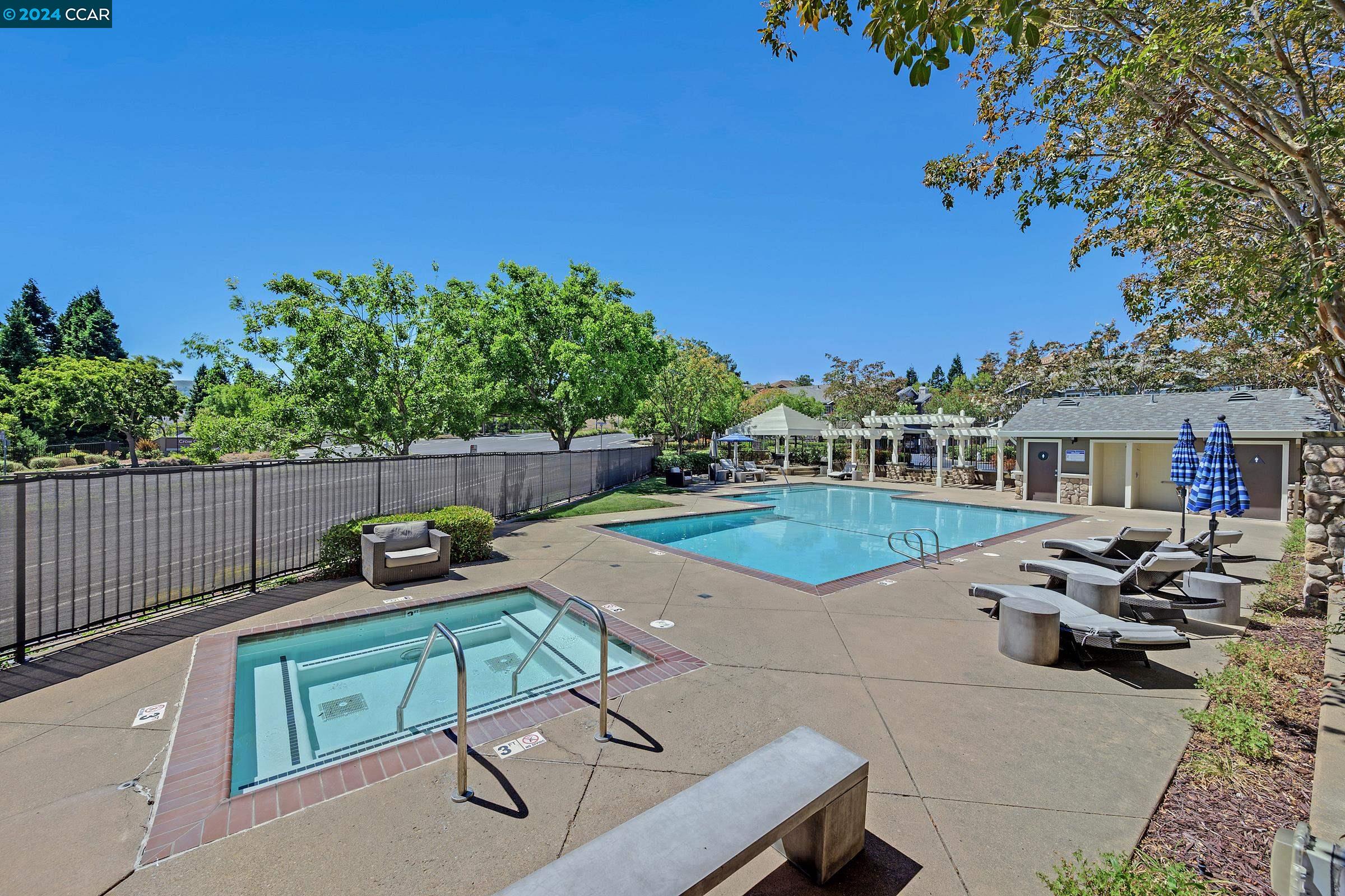 904 Radiant Ln