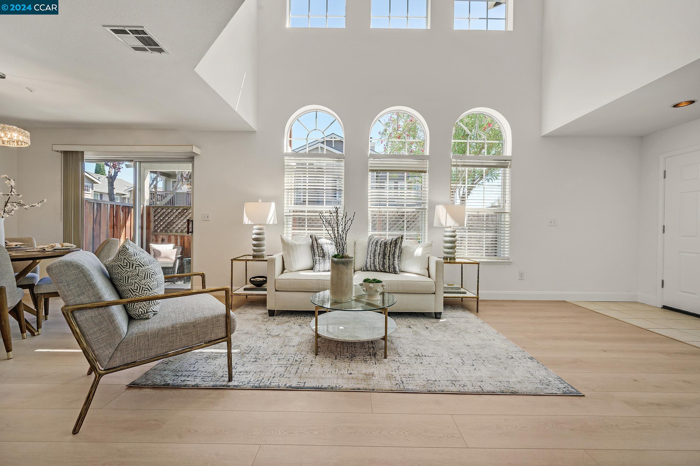 904 Radiant Ln