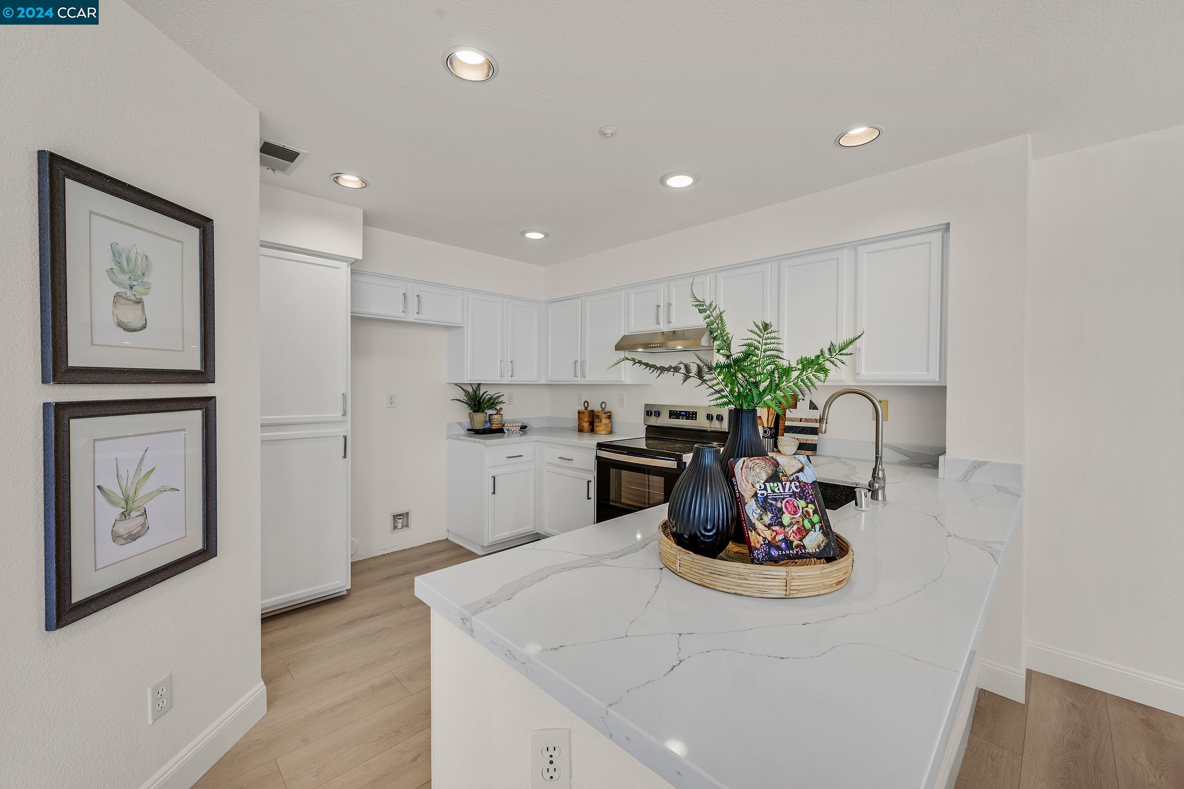 904 Radiant Ln