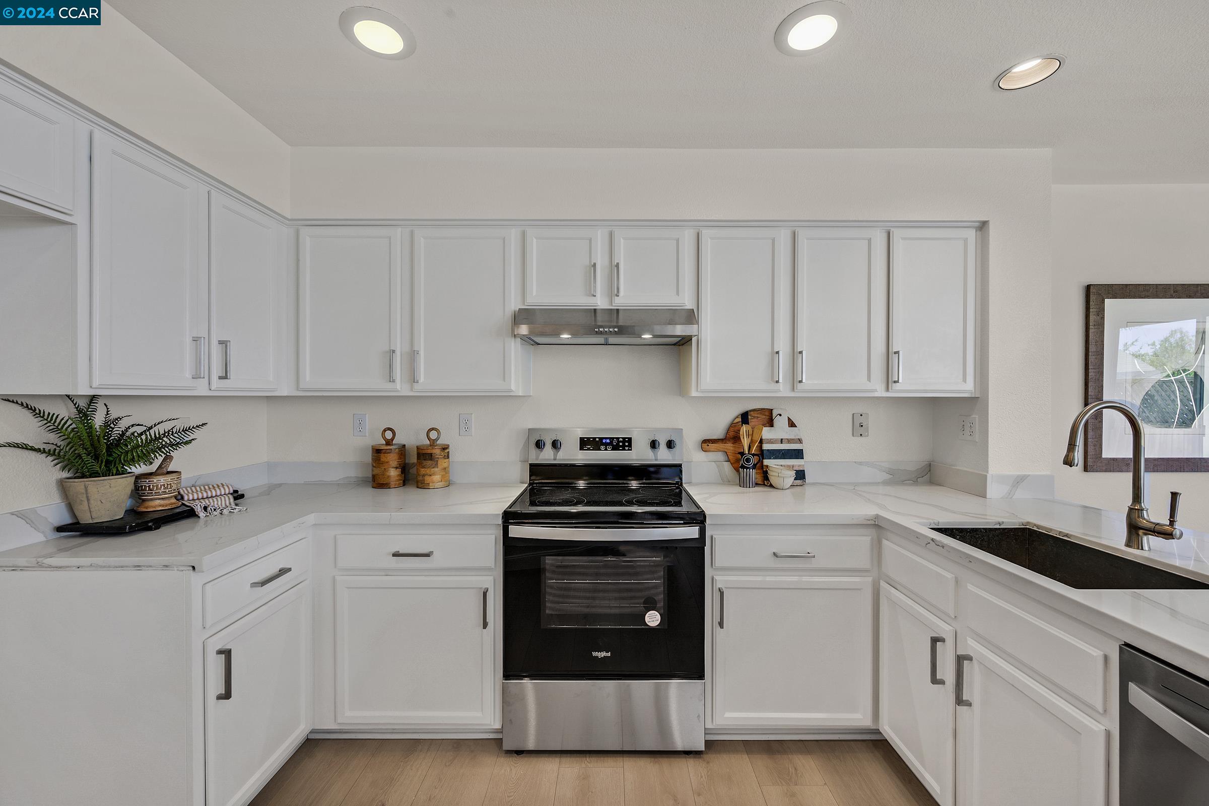 904 Radiant Ln