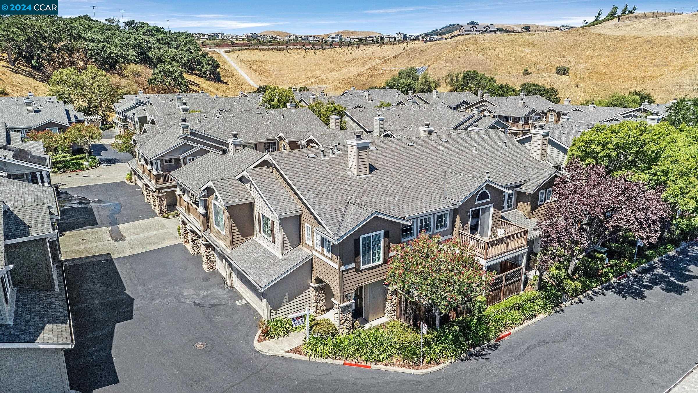 904 Radiant Ln