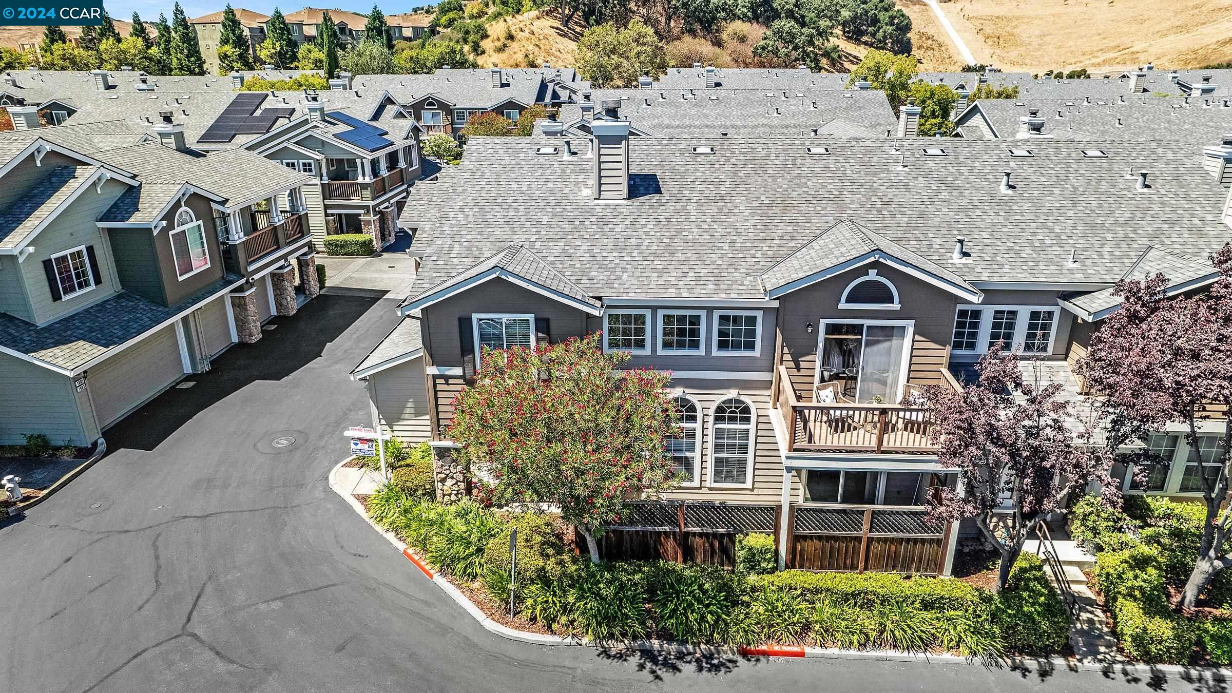 904 Radiant Ln