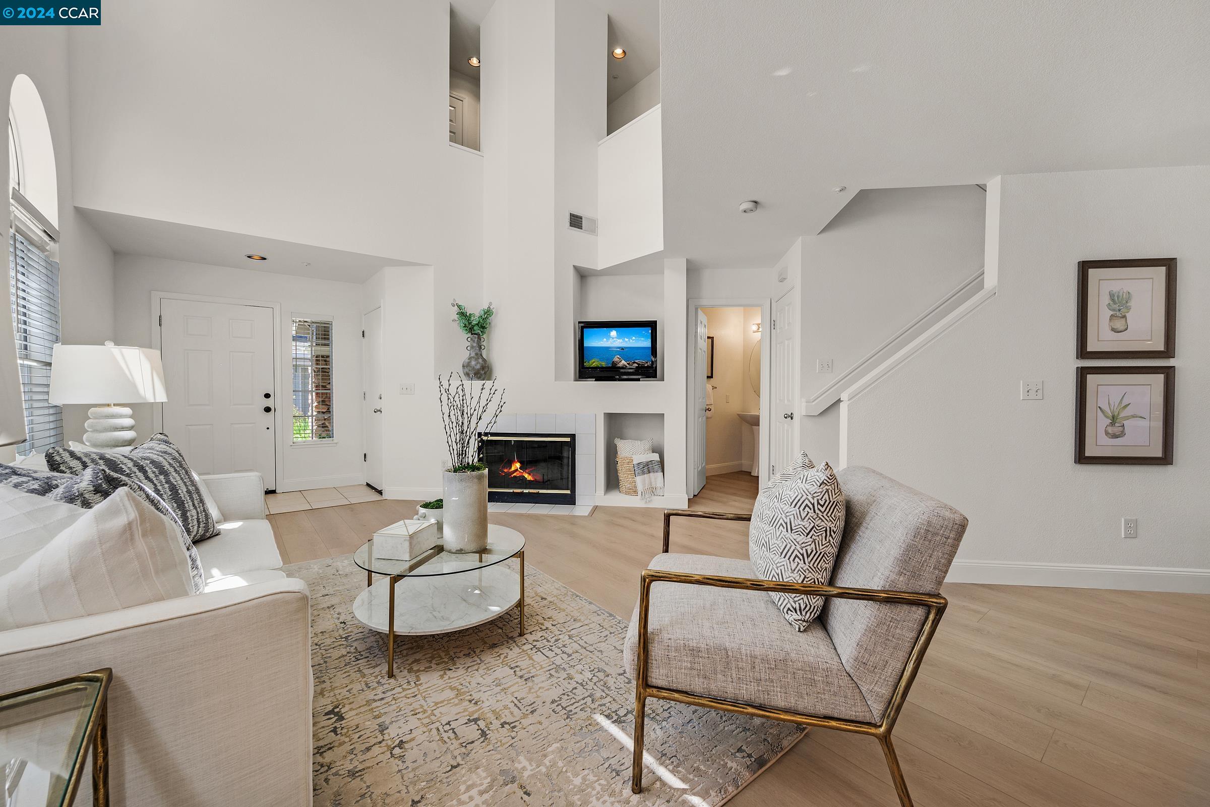 904 Radiant Ln