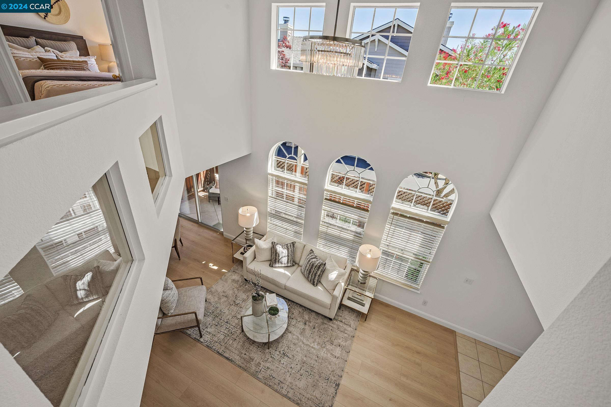 904 Radiant Ln