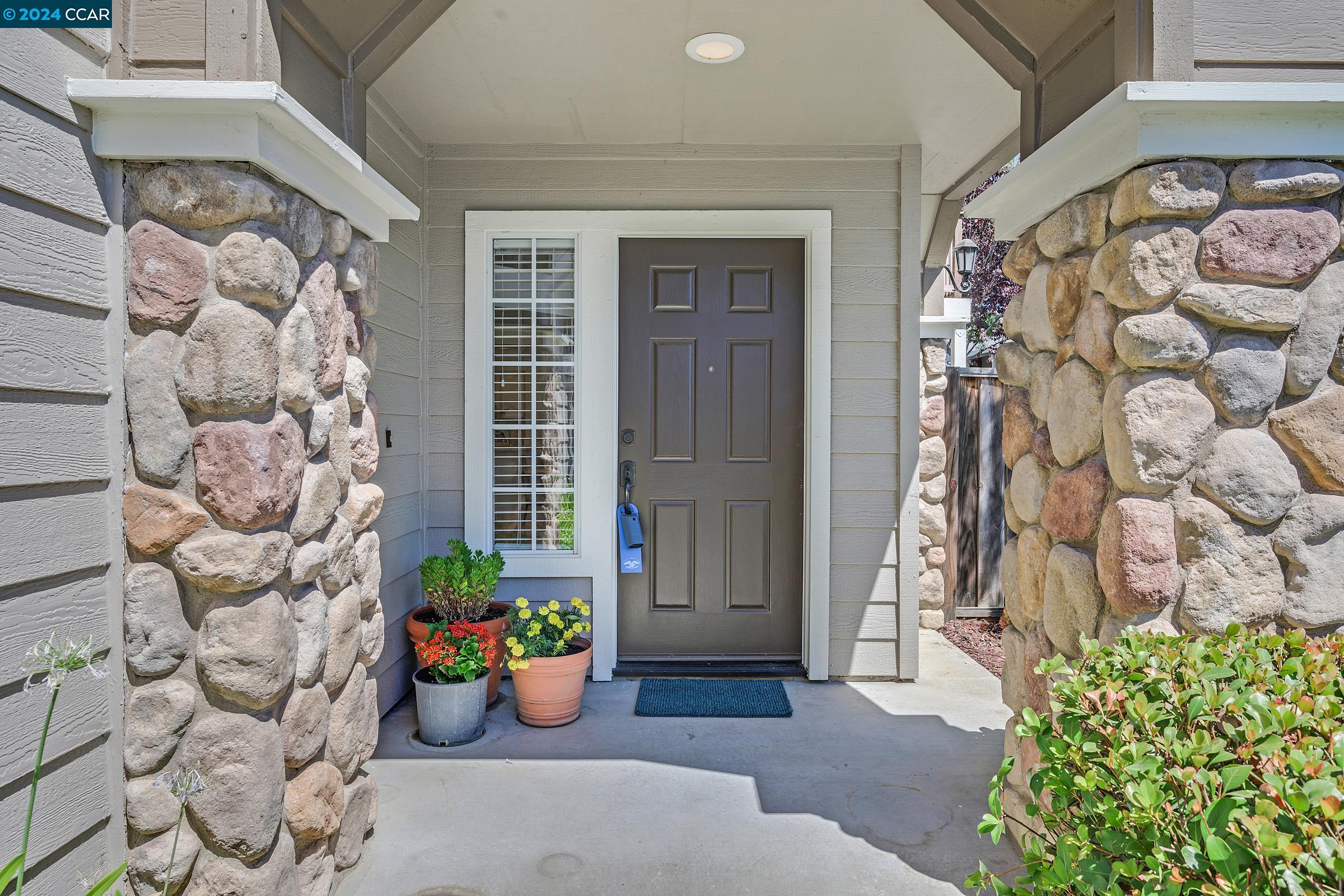 904 Radiant Ln