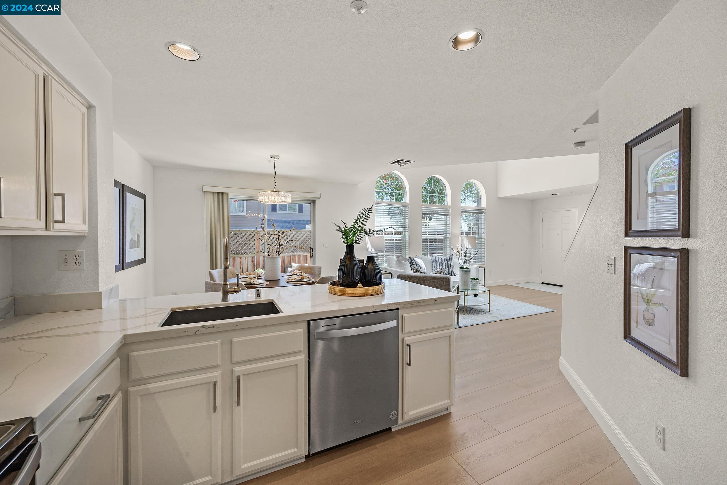 904 Radiant Ln