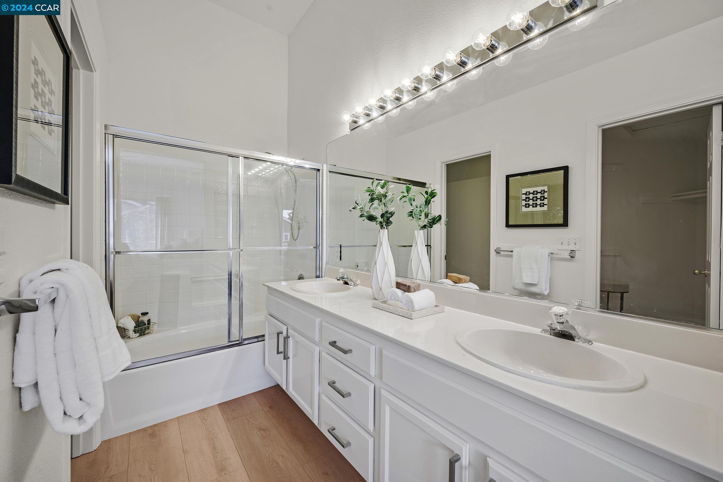 904 Radiant Ln
