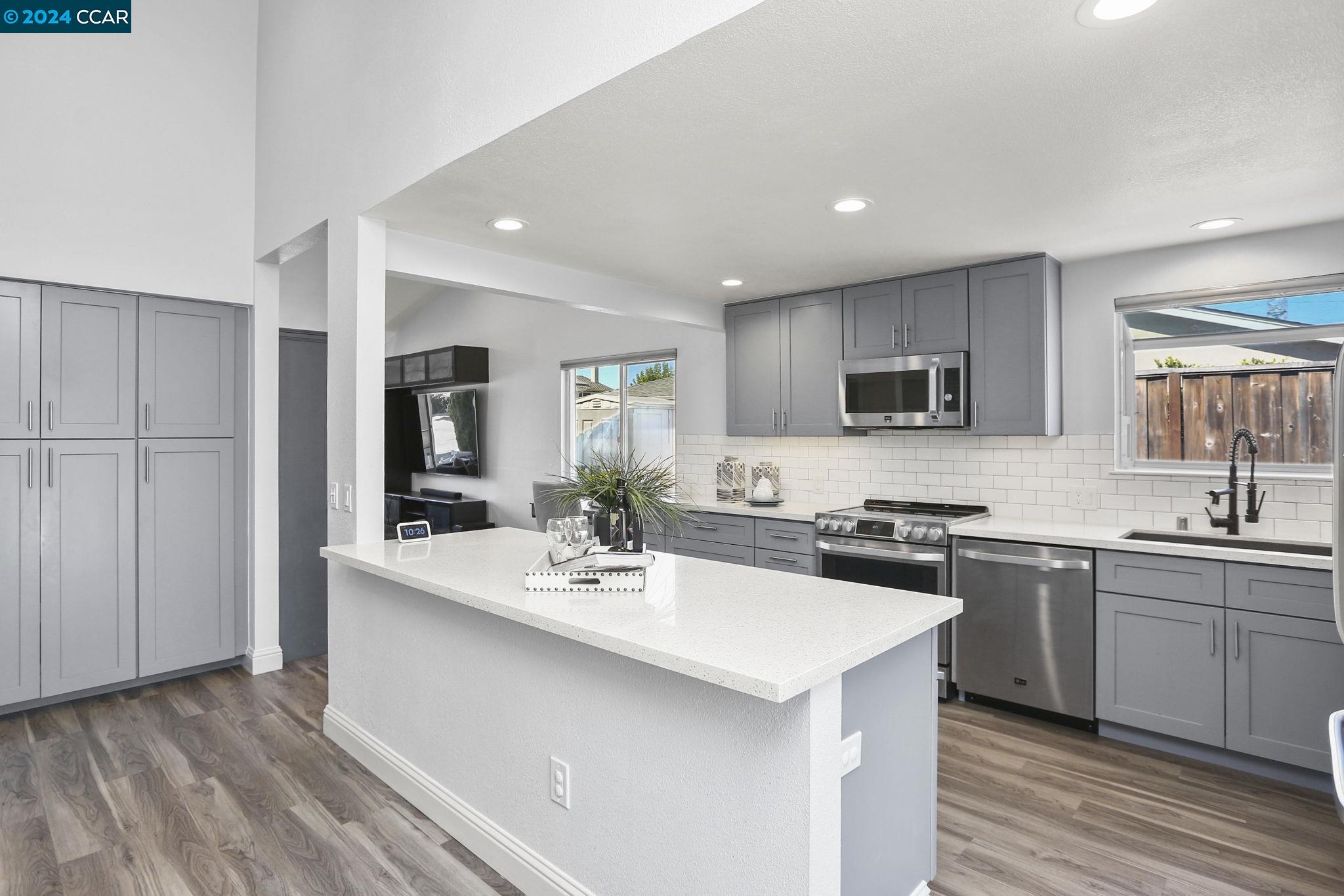 5530 Greenwich Ave