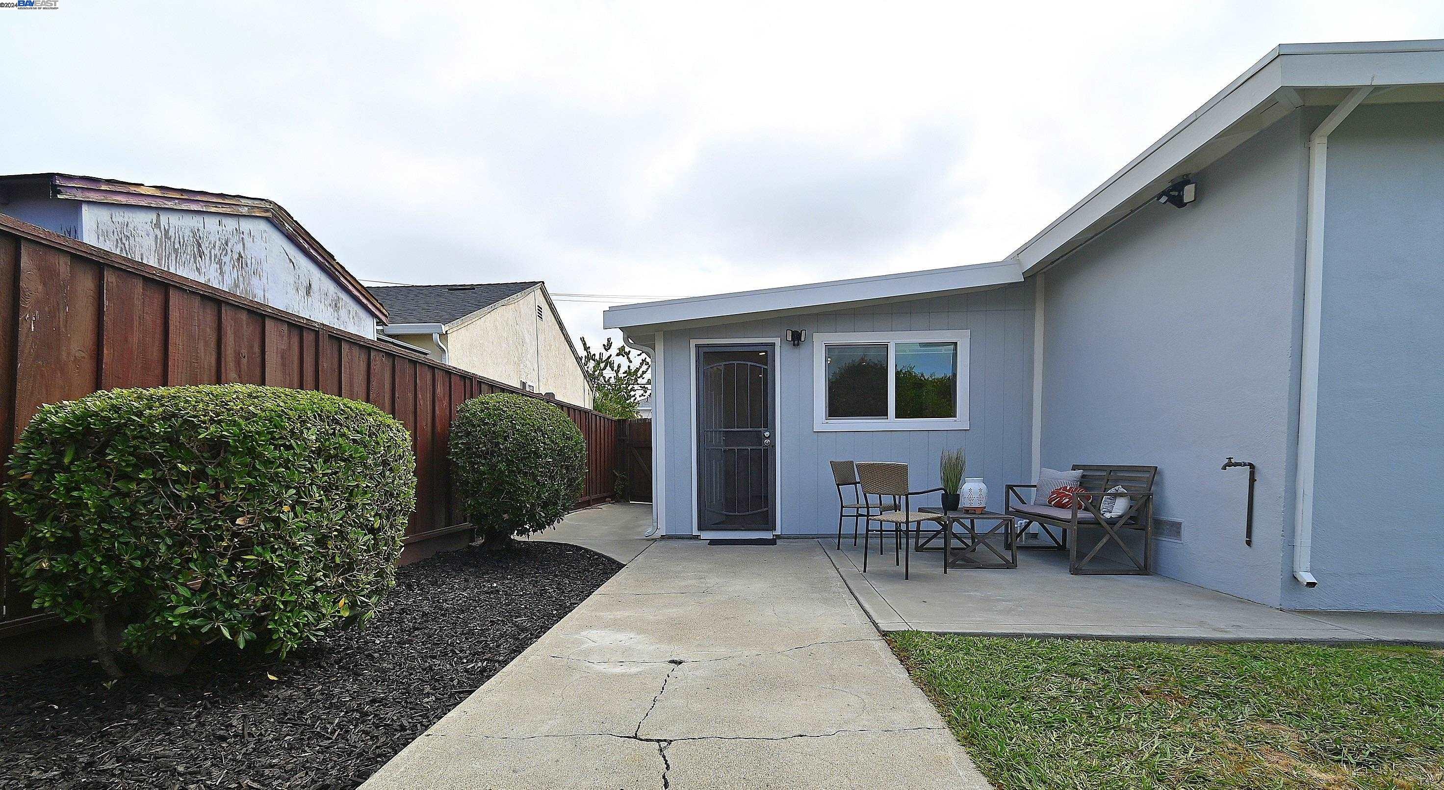25993 Underwood Ave
