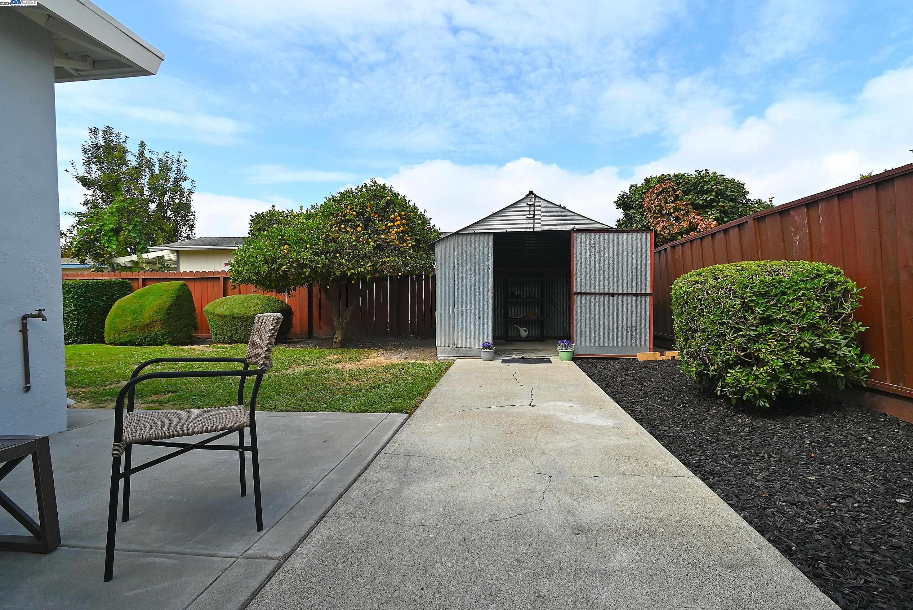25993 Underwood Ave