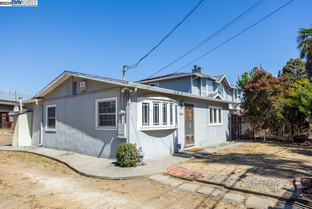 2044 Vivian St