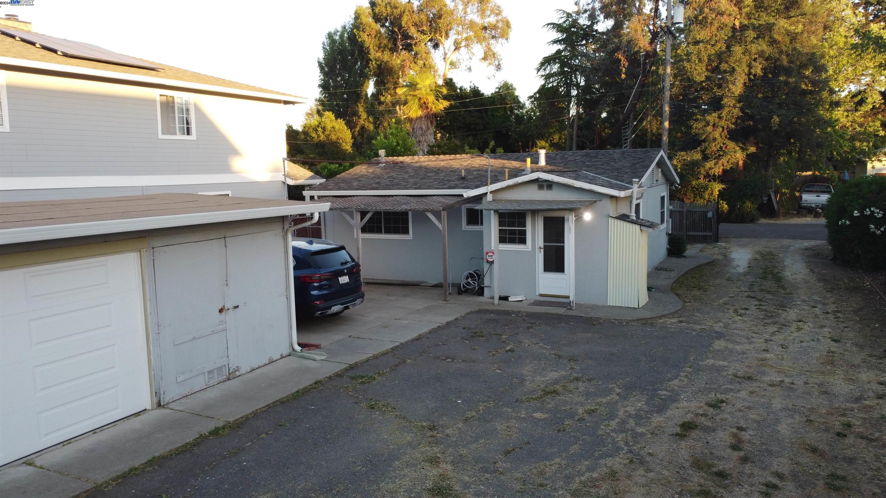 2044 Vivian St