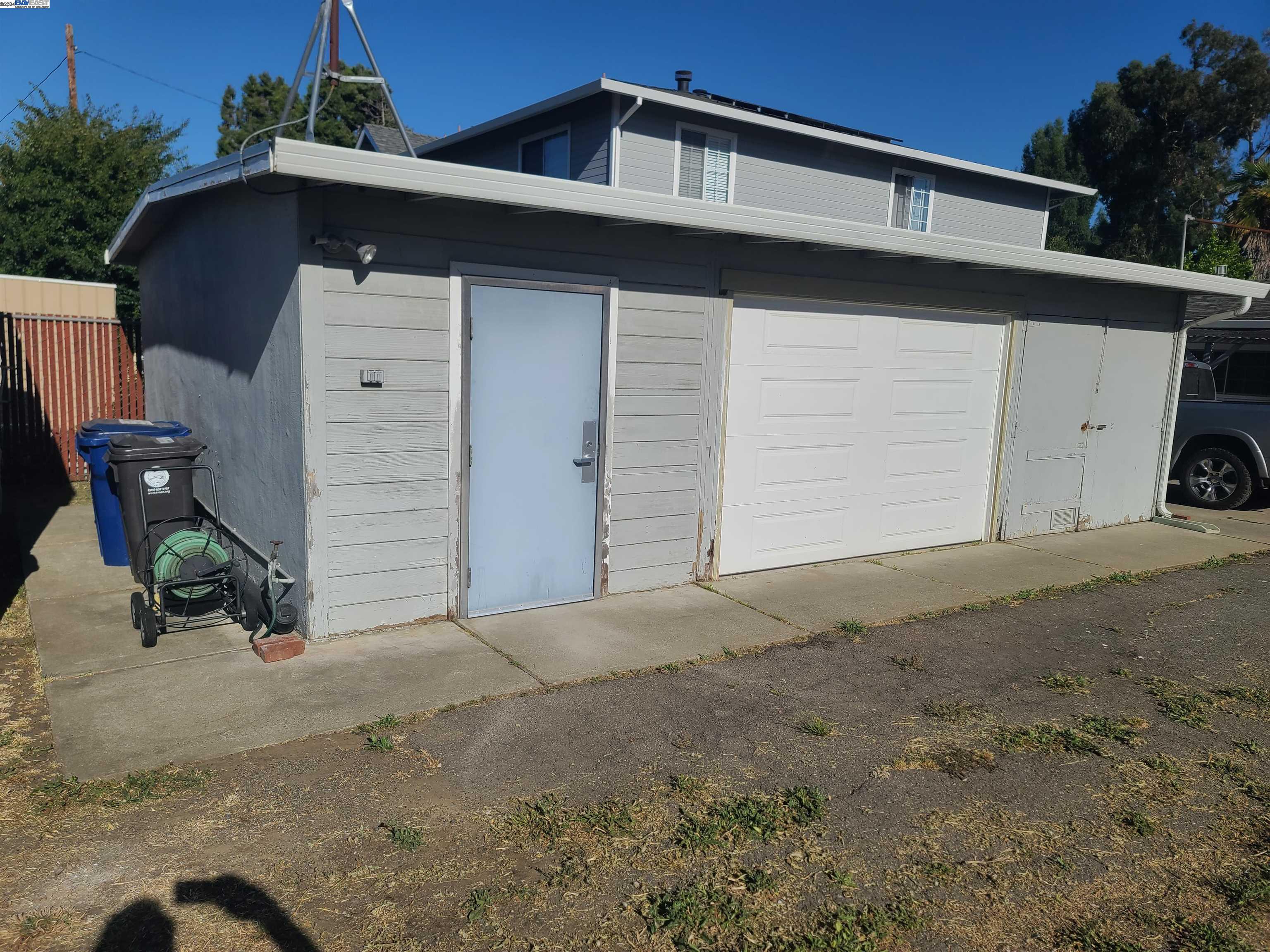 2044 Vivian St