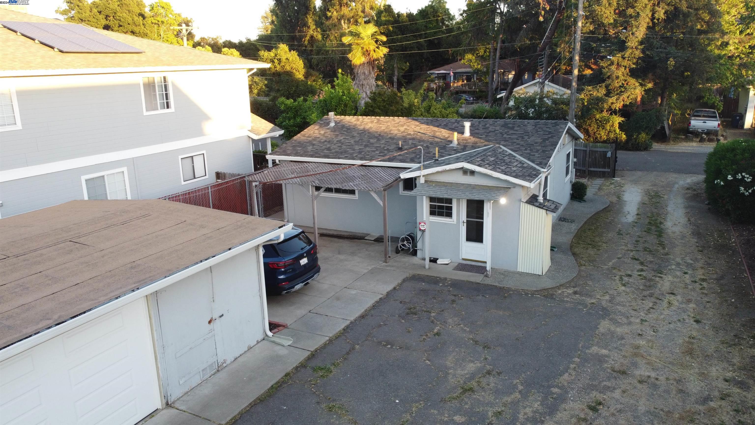2044 Vivian St