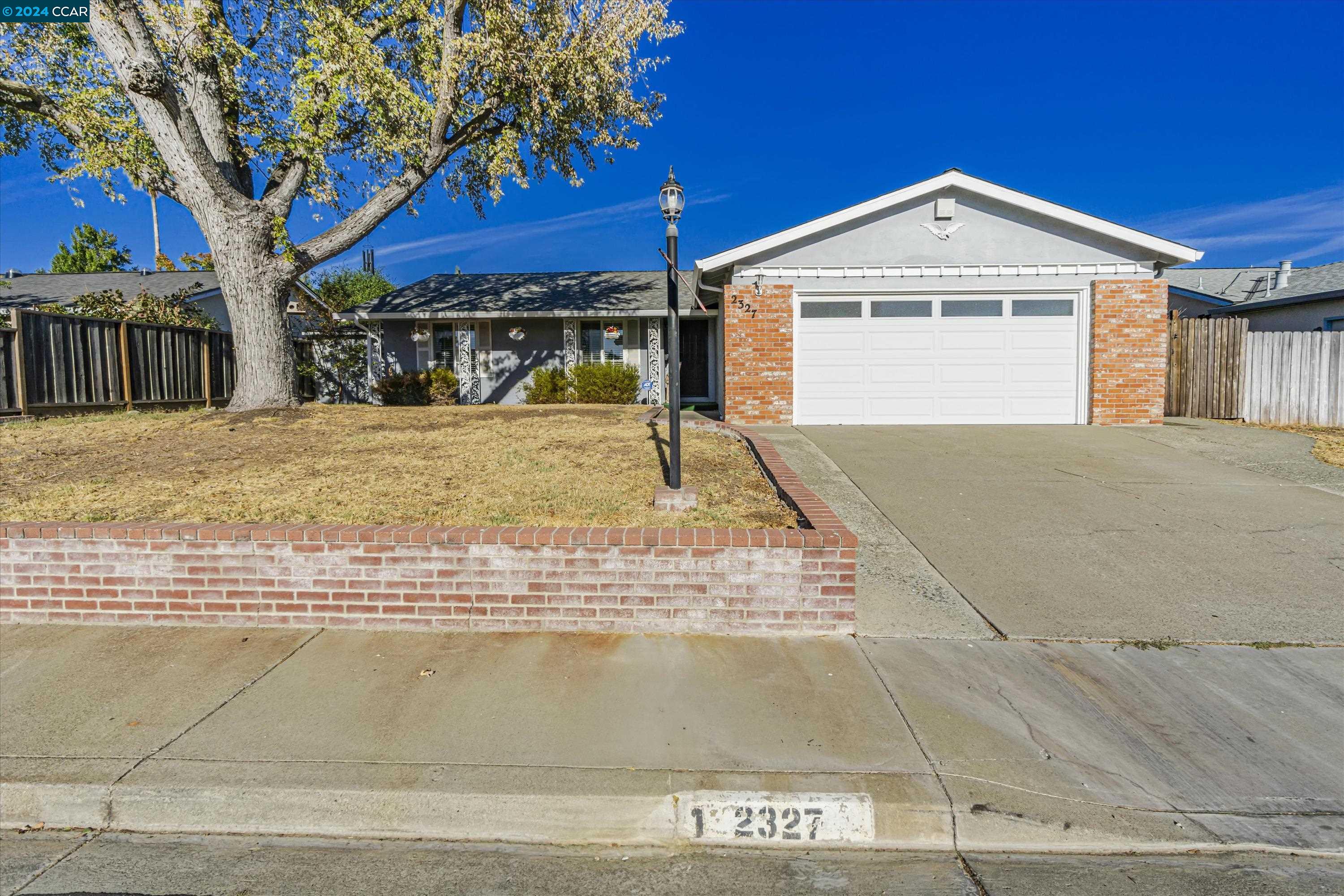 2327 Minaret Dr