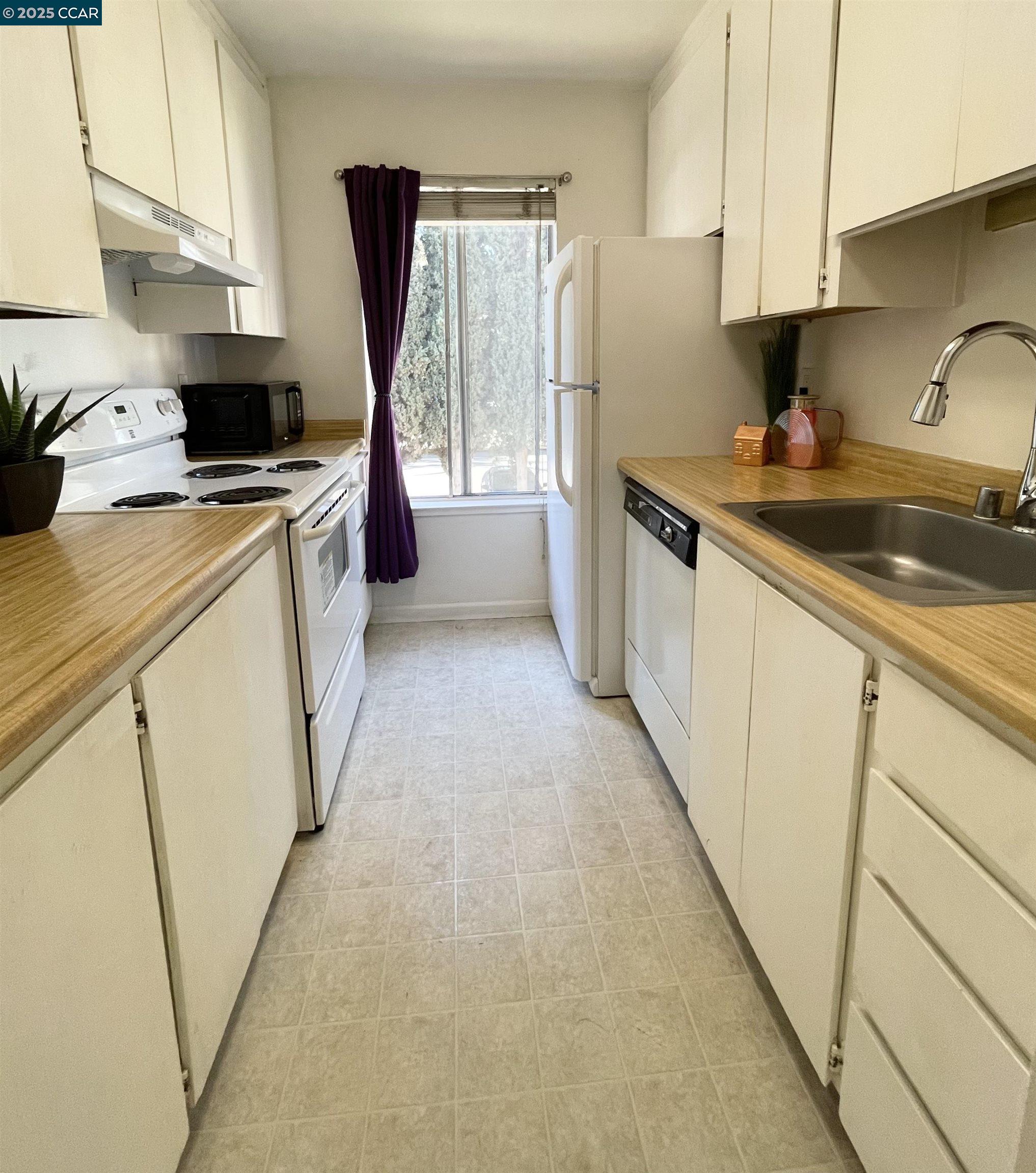 2200 Laguna Cir Unit: E