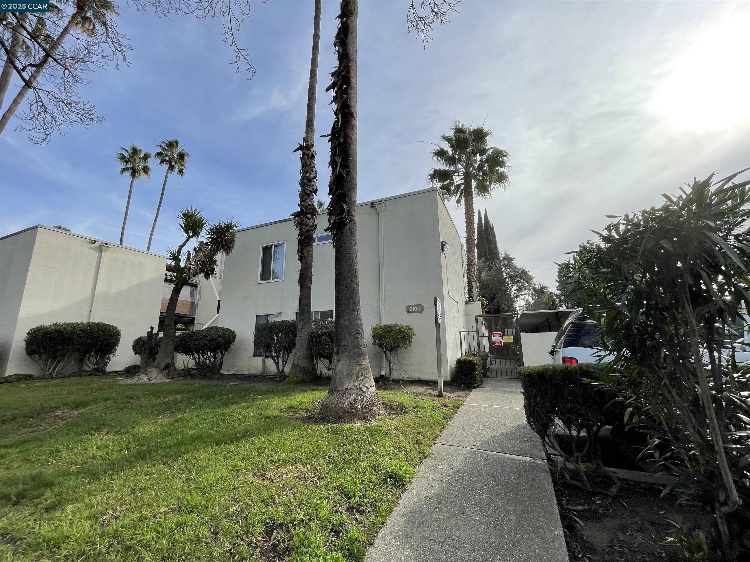 2200 Laguna Cir Unit: E