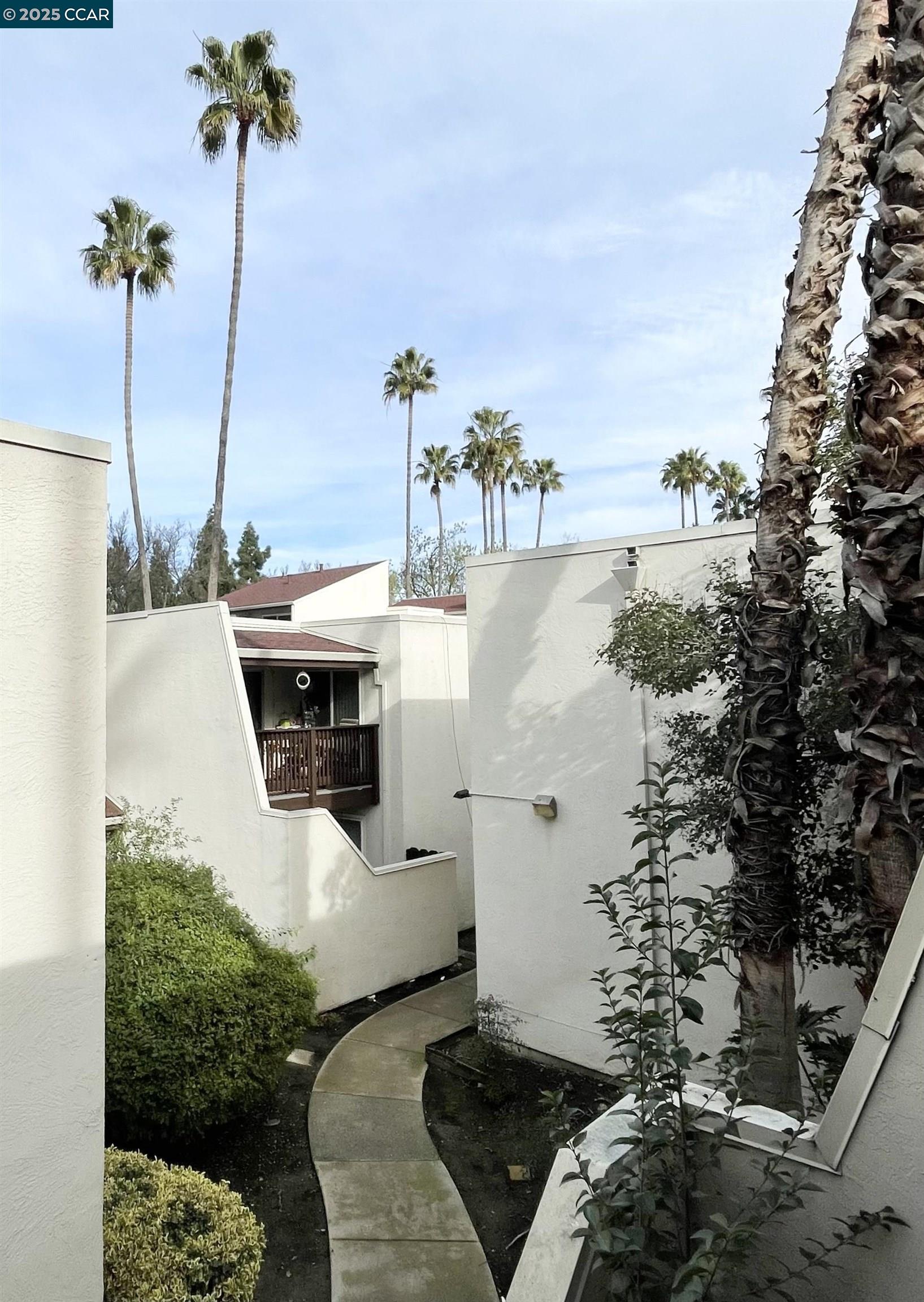 2200 Laguna Cir Unit: E