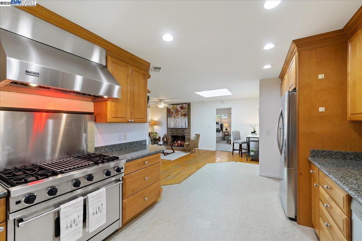 709 Wall St