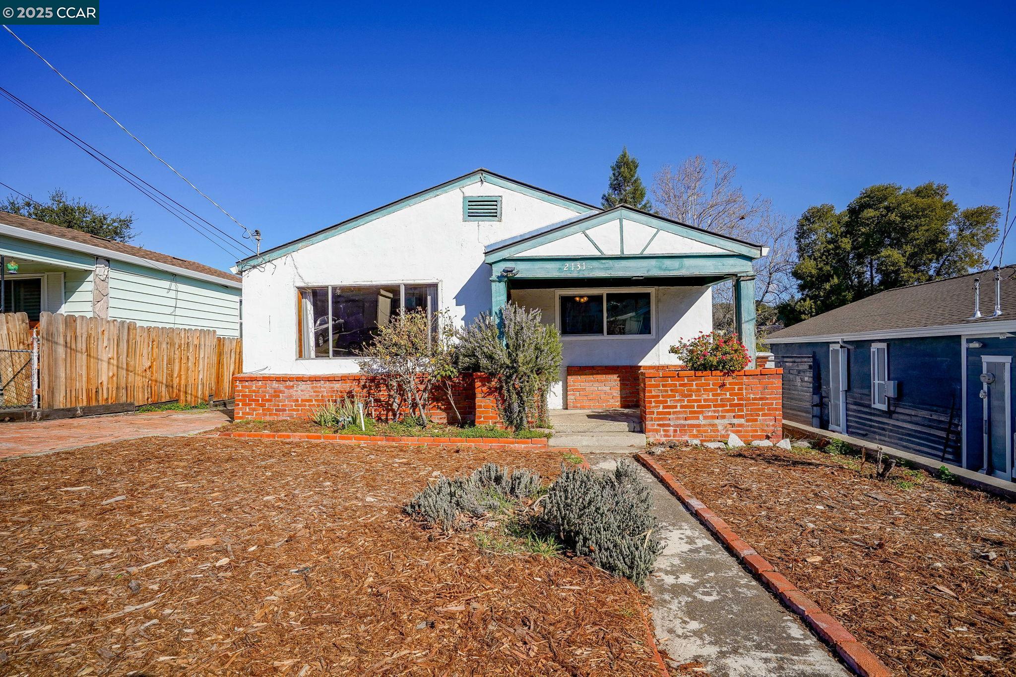 2131 Pomona Ave