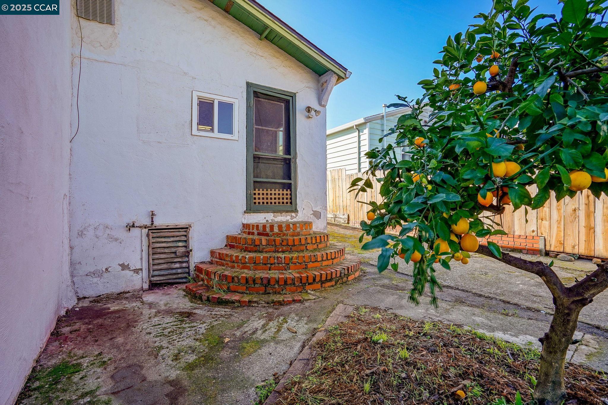2131 Pomona Ave