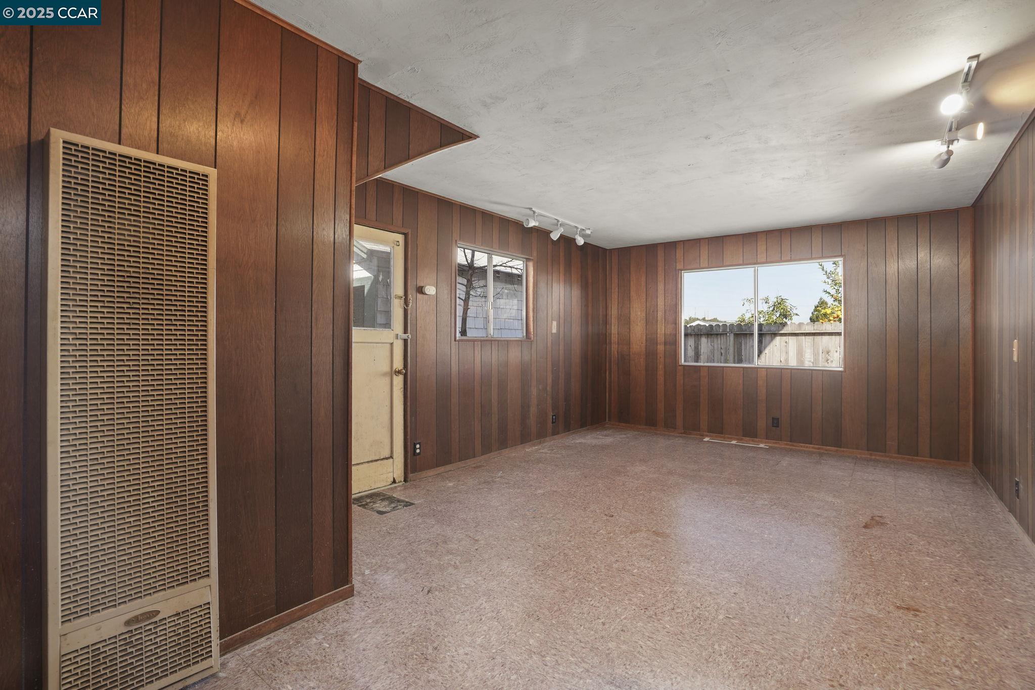 2131 Pomona Ave