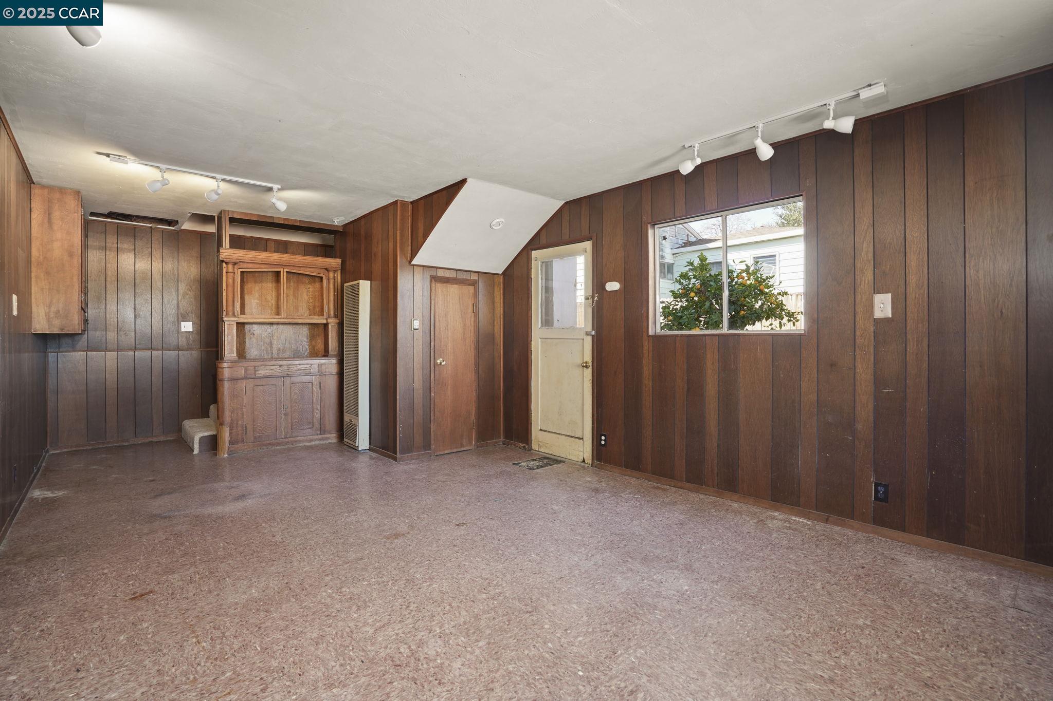 2131 Pomona Ave