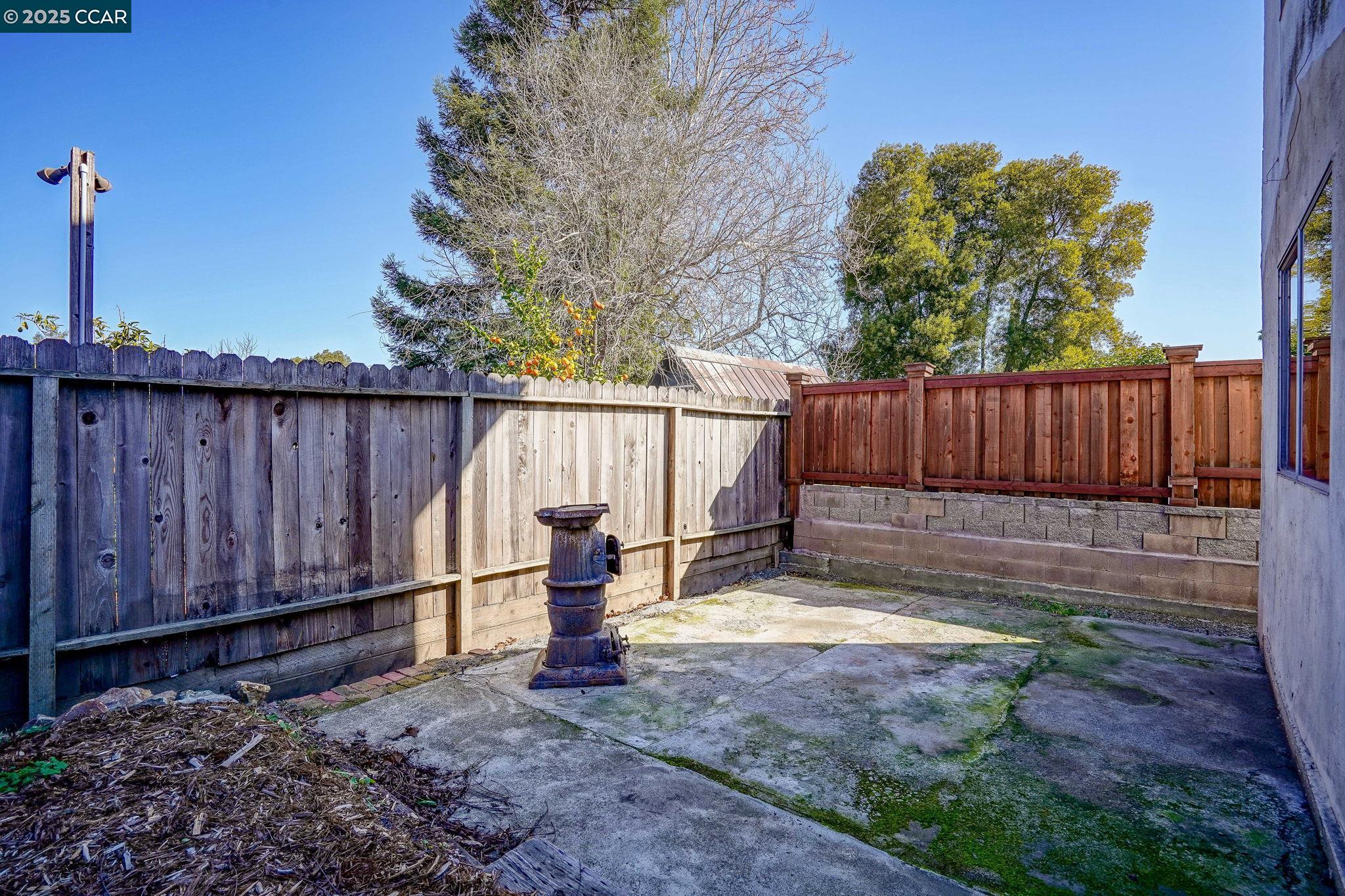 2131 Pomona Ave