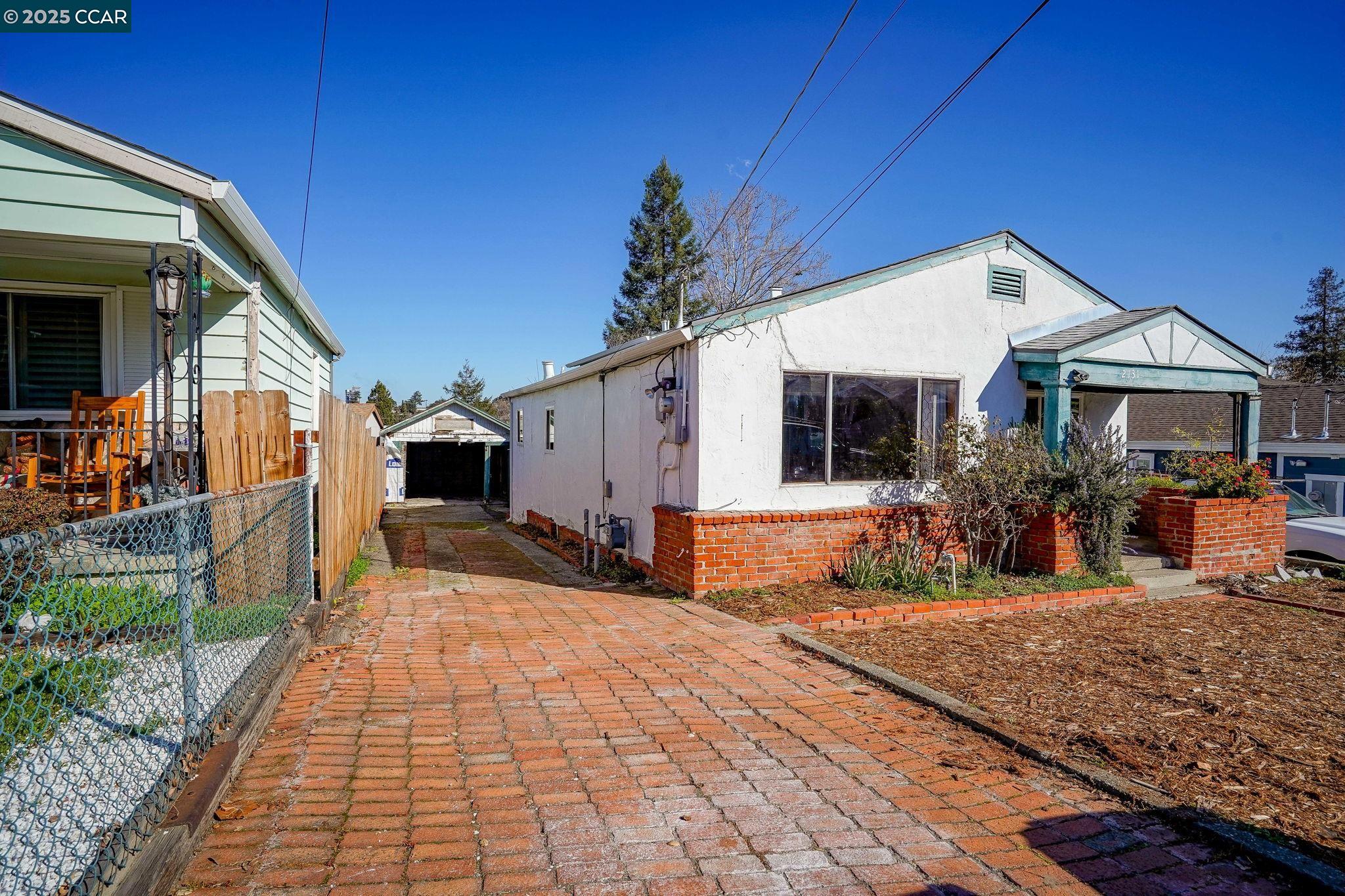 2131 Pomona Ave
