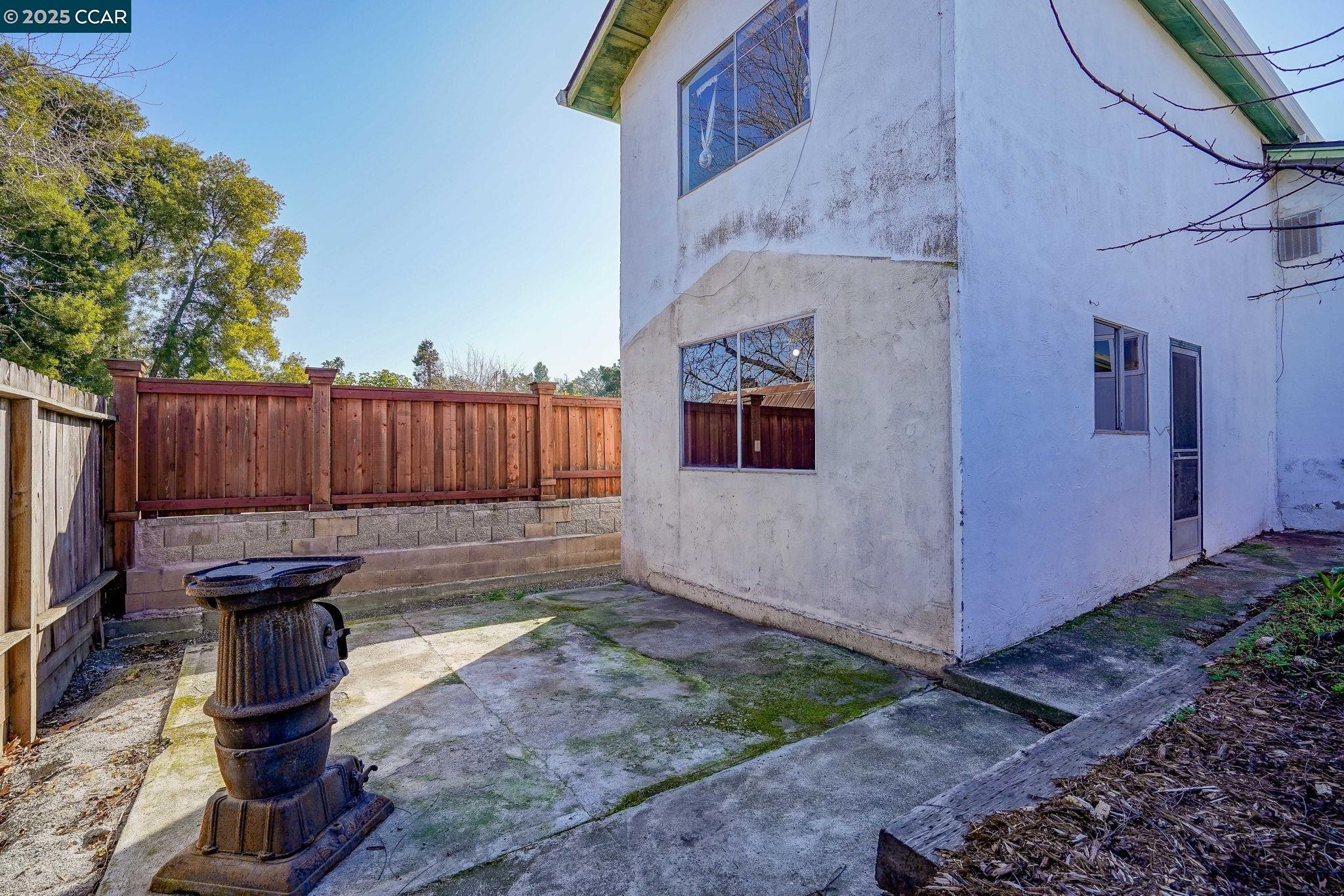 2131 Pomona Ave