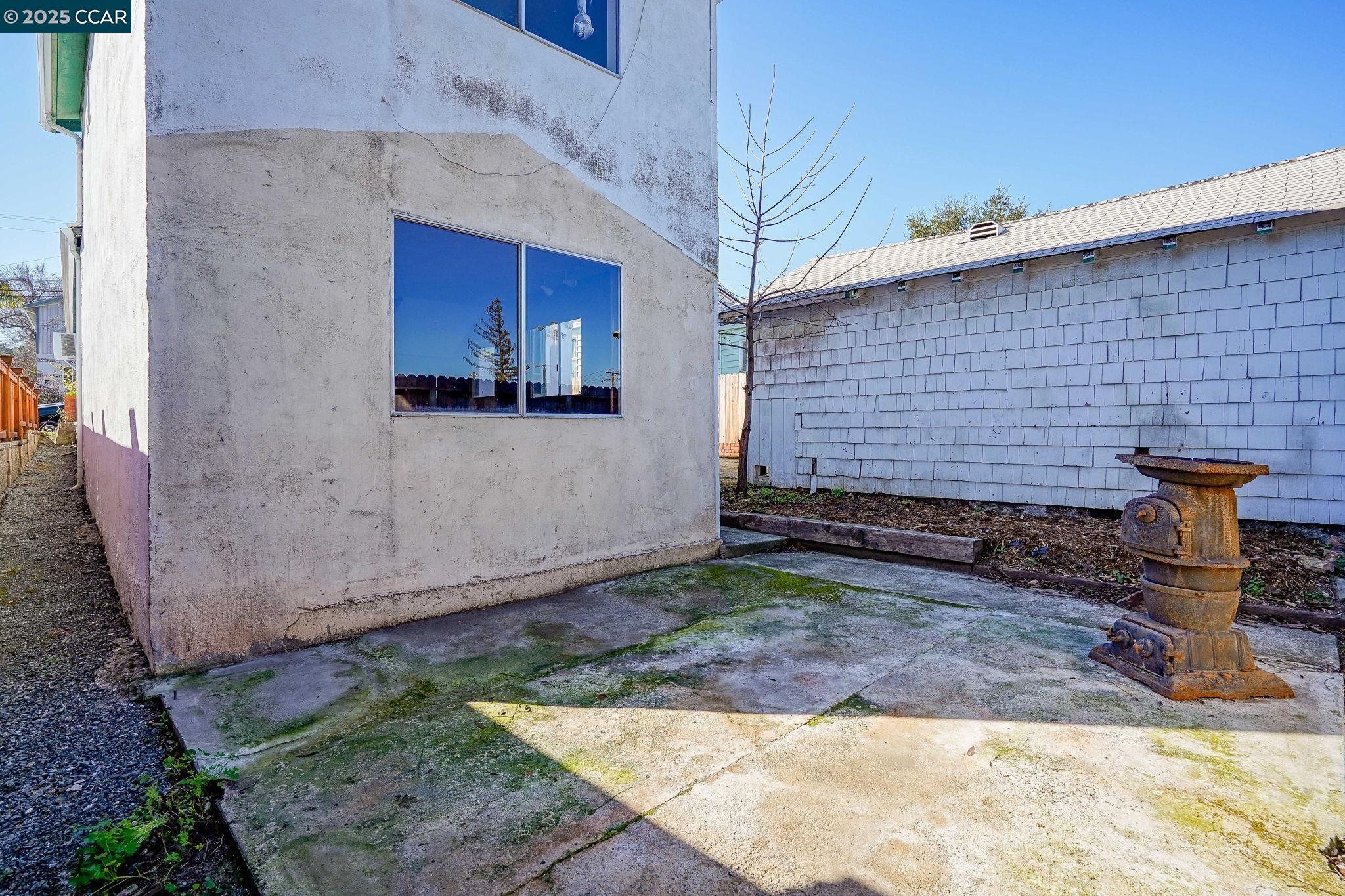 2131 Pomona Ave