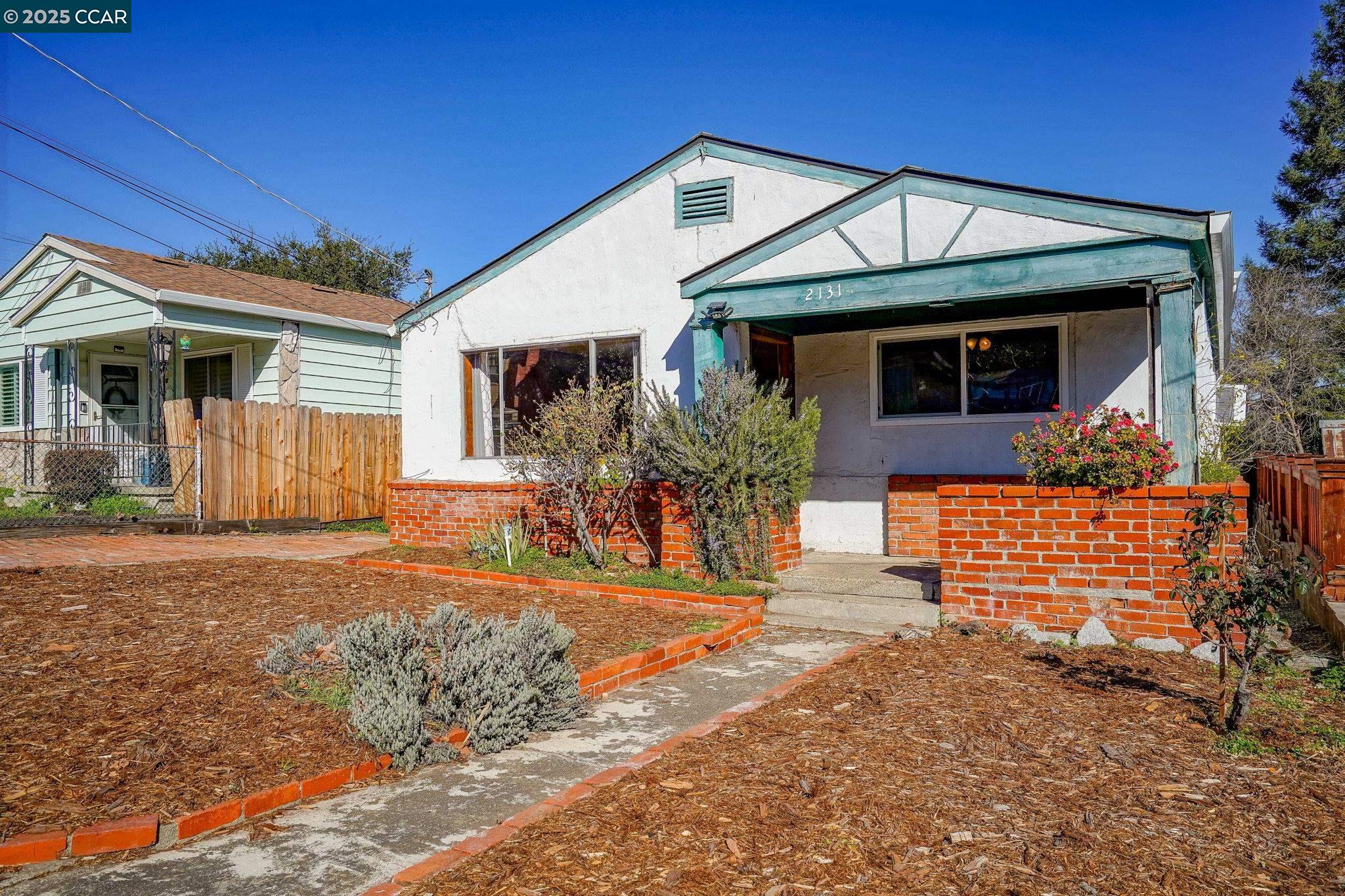 2131 Pomona Ave