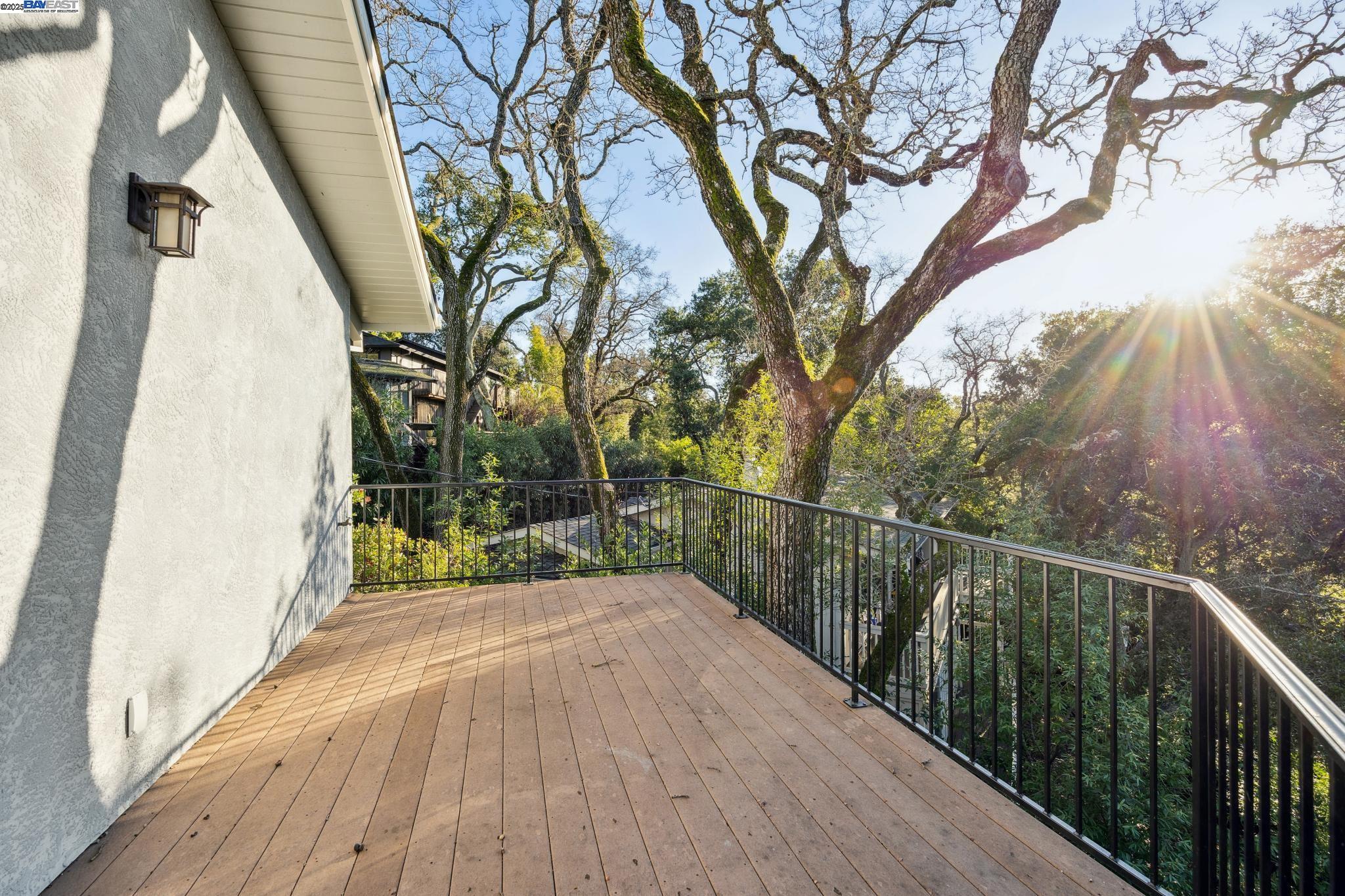 1005 Hawthorn Dr
