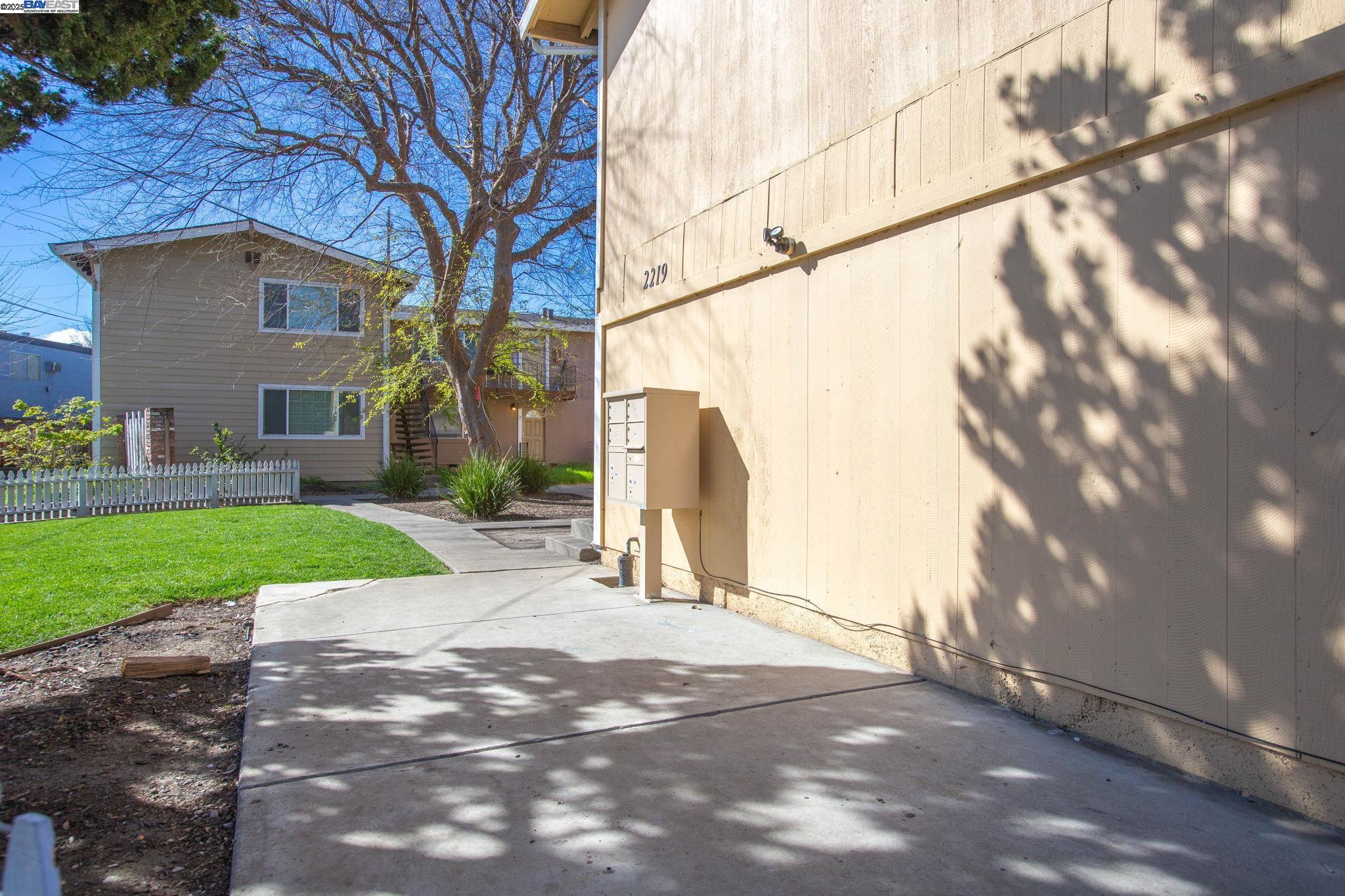 2219 Hillsborough Ct