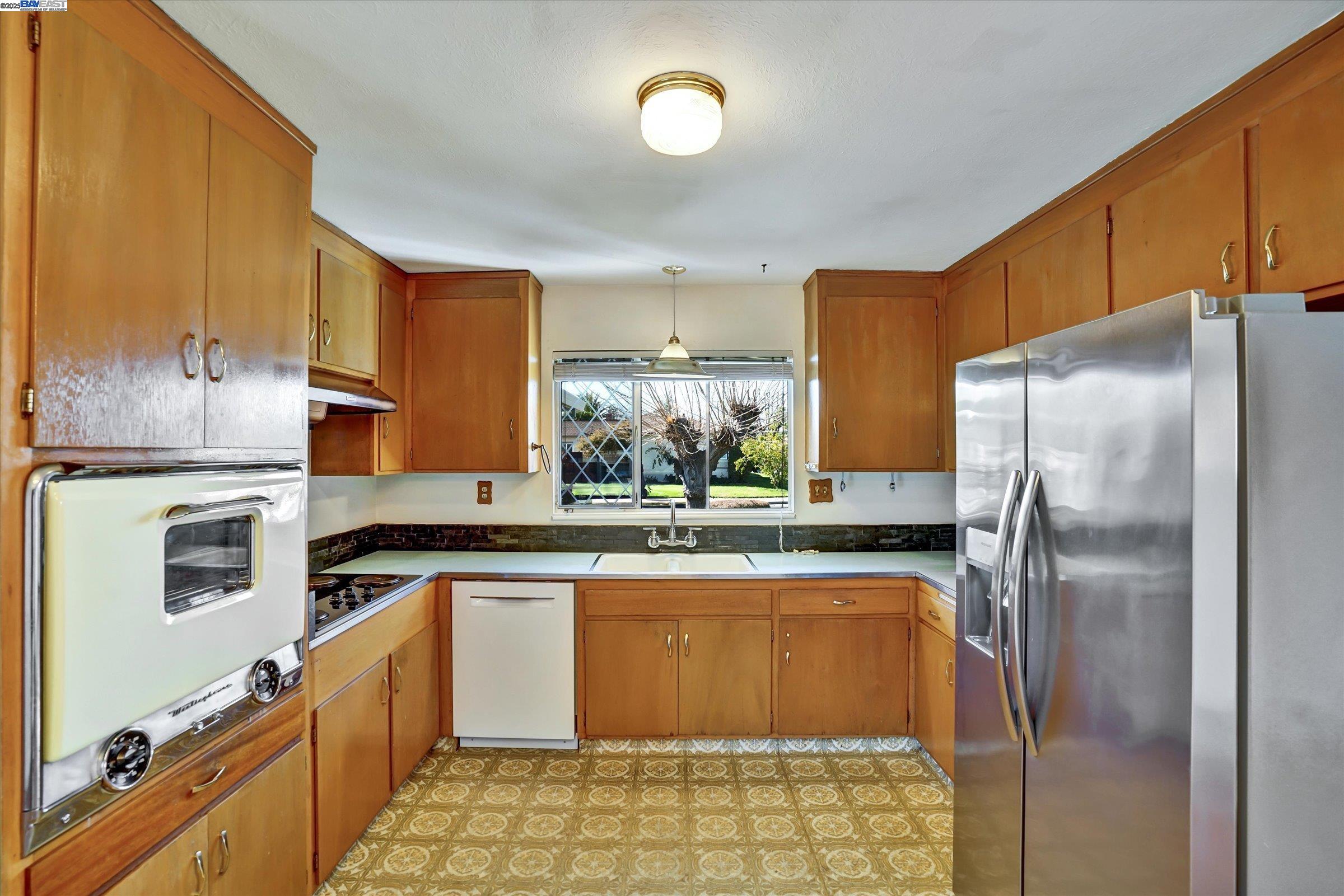 736 Adams Ave