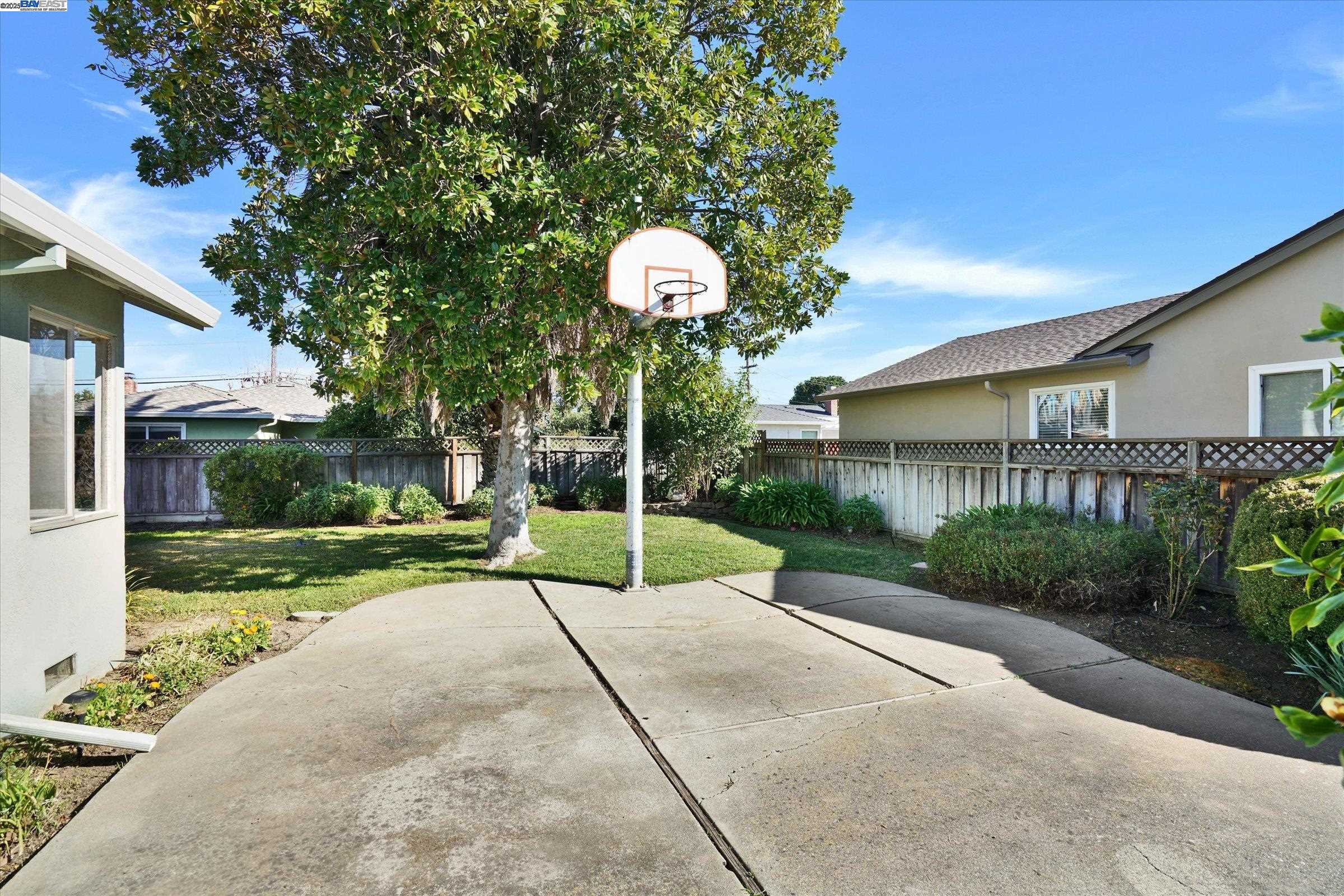 736 Adams Ave