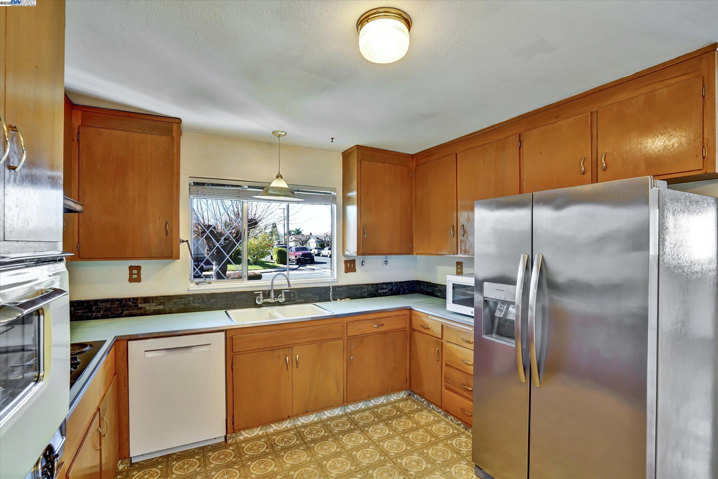 736 Adams Ave