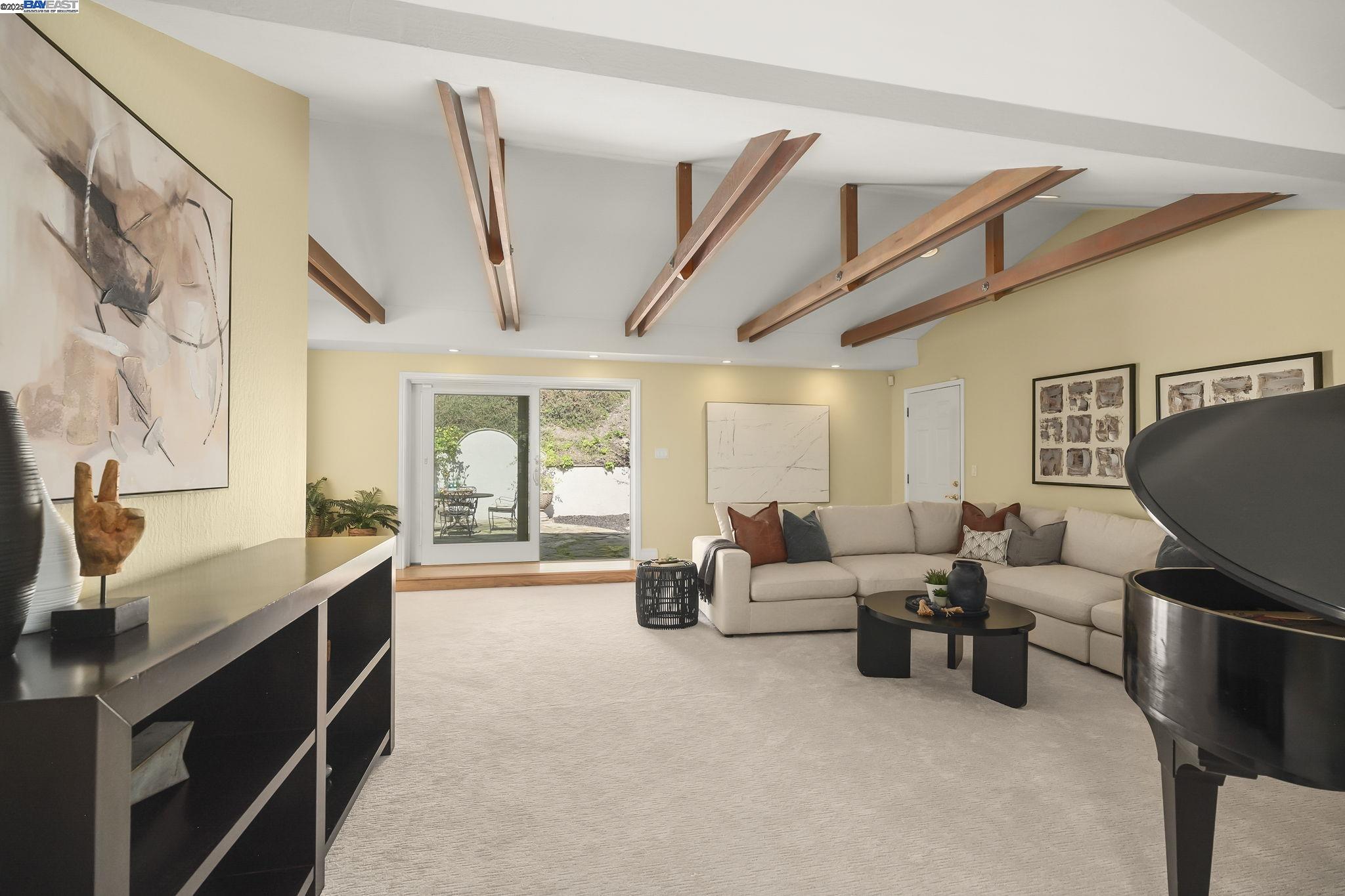 10 Easton Ct