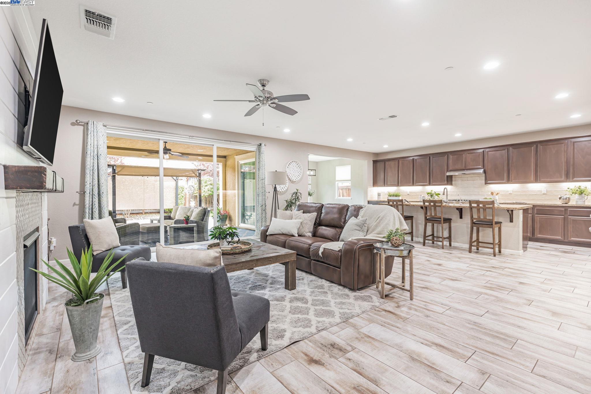 2725 Reddington Way