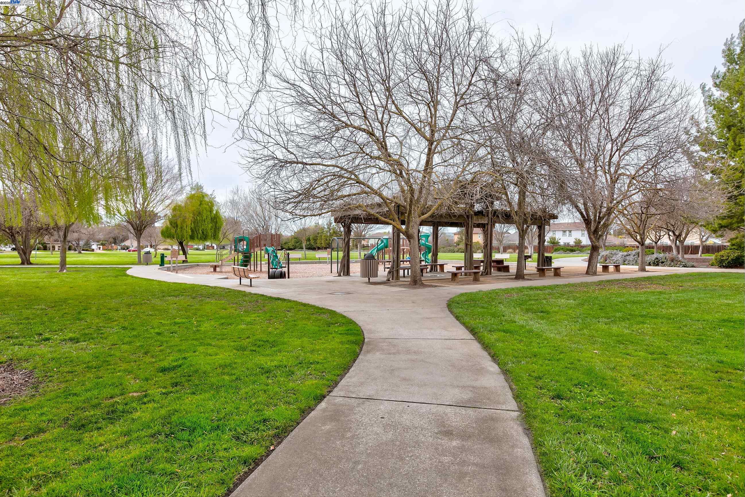 4746 APPLE TREE COMMON