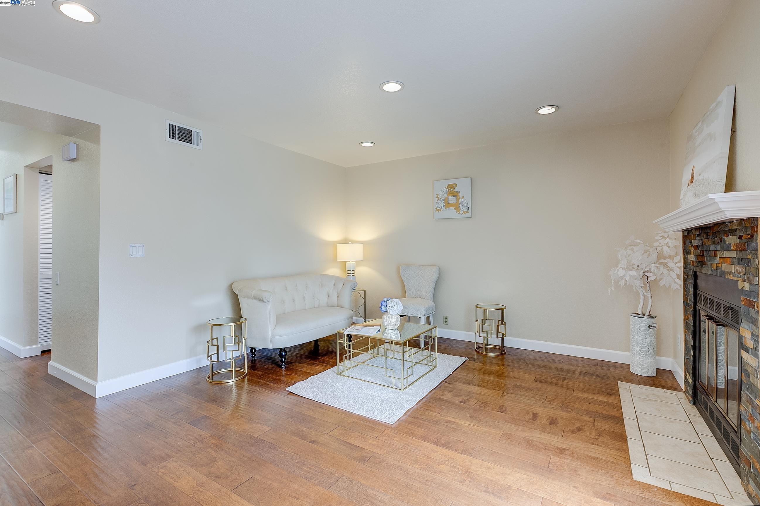 4746 APPLE TREE COMMON