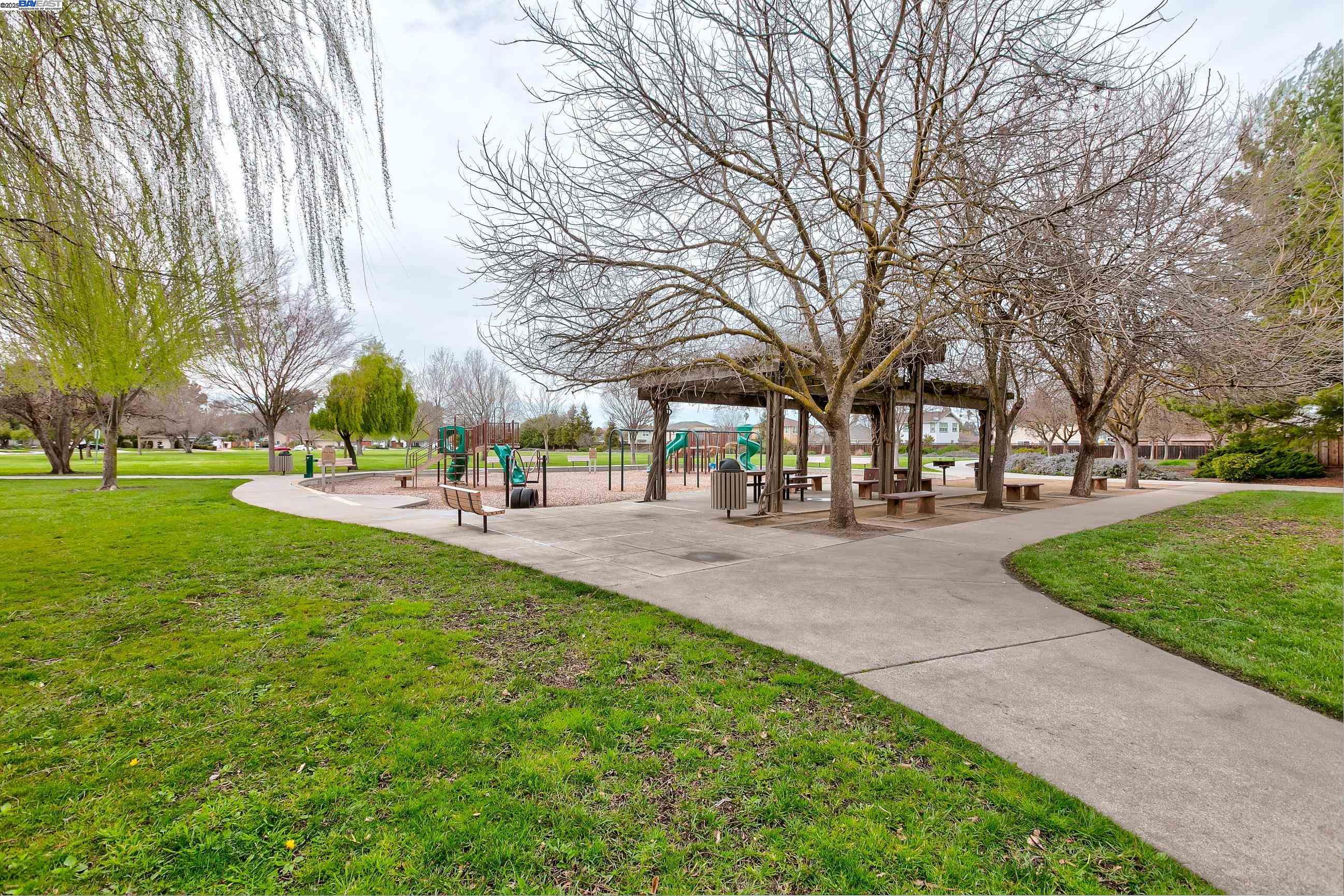 4746 APPLE TREE COMMON