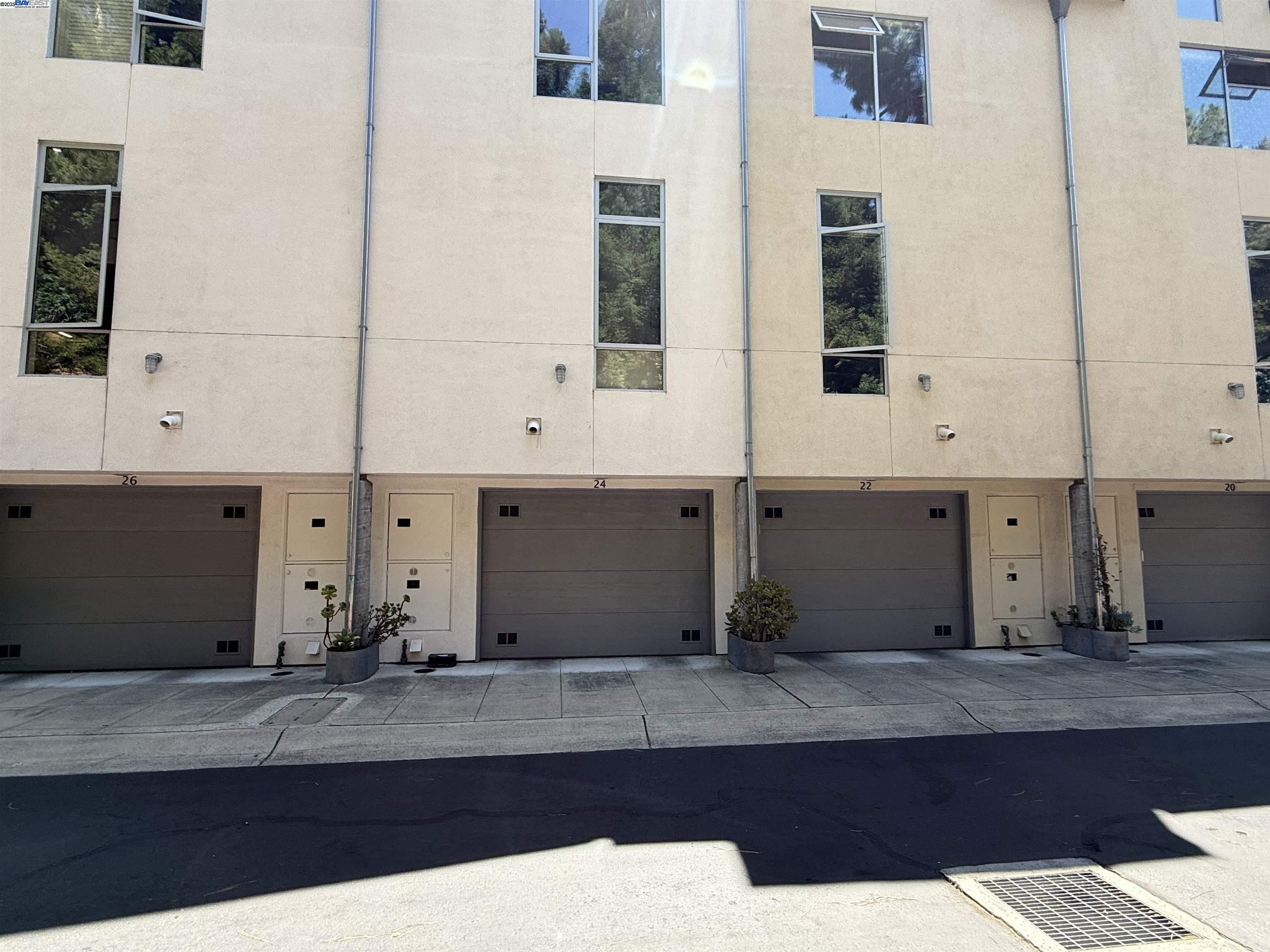 24 Iron Horse Ln