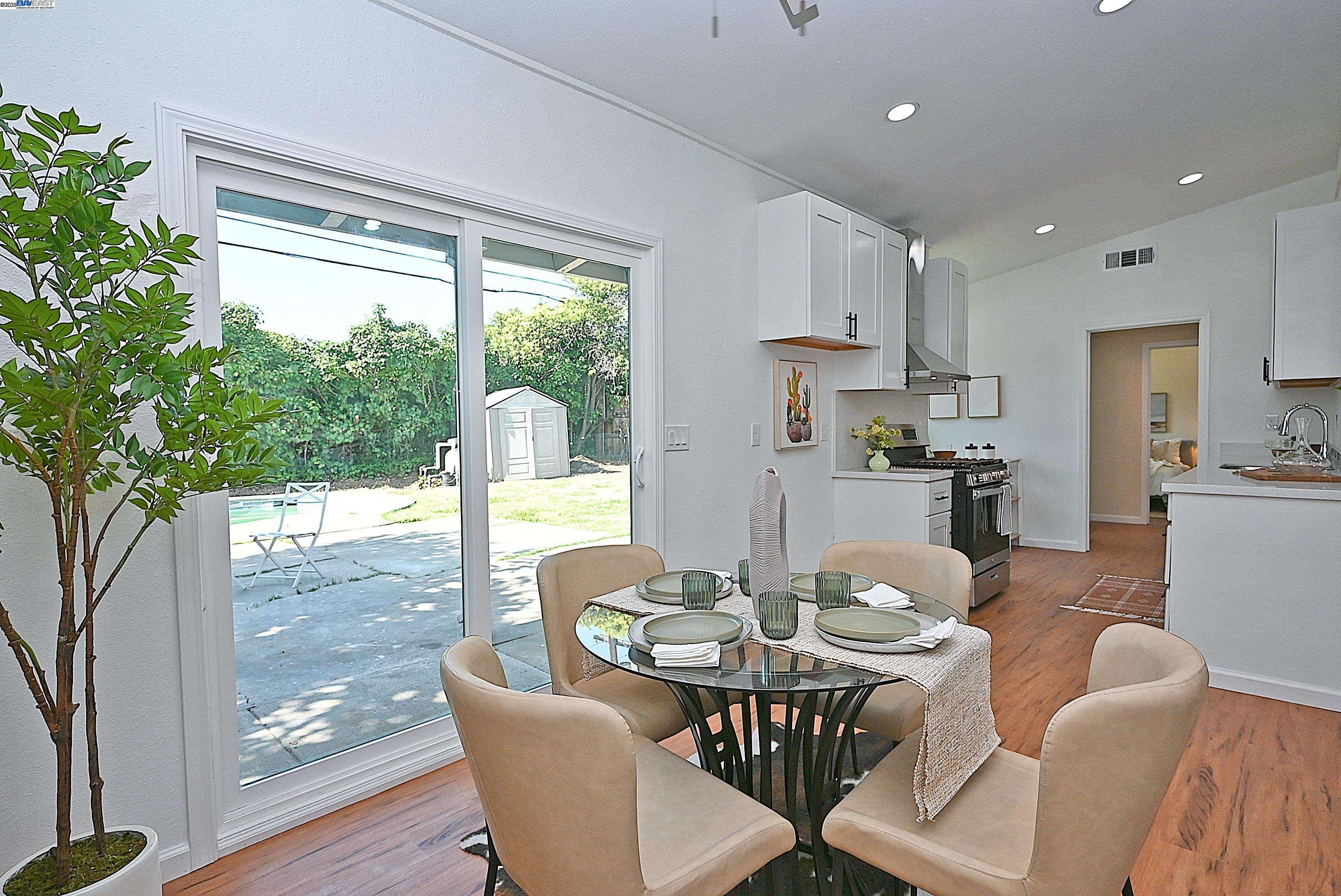 2371 Del Rio Dr
