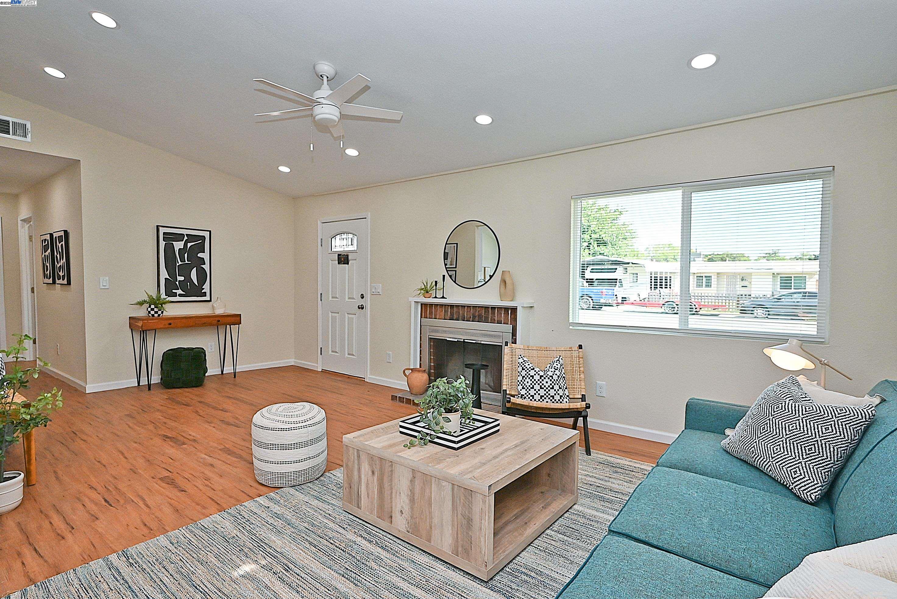 2371 Del Rio Dr