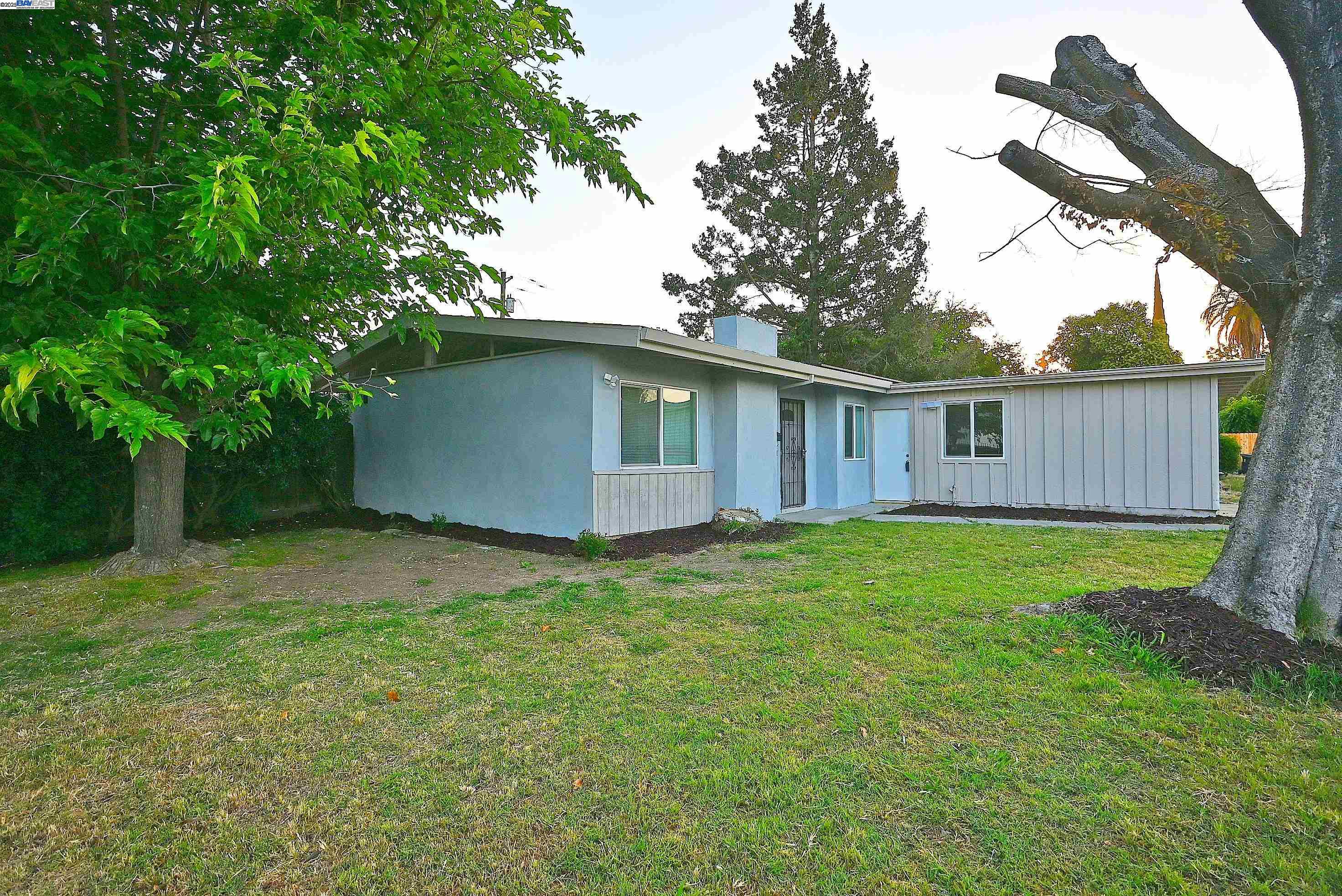 2371 Del Rio Dr