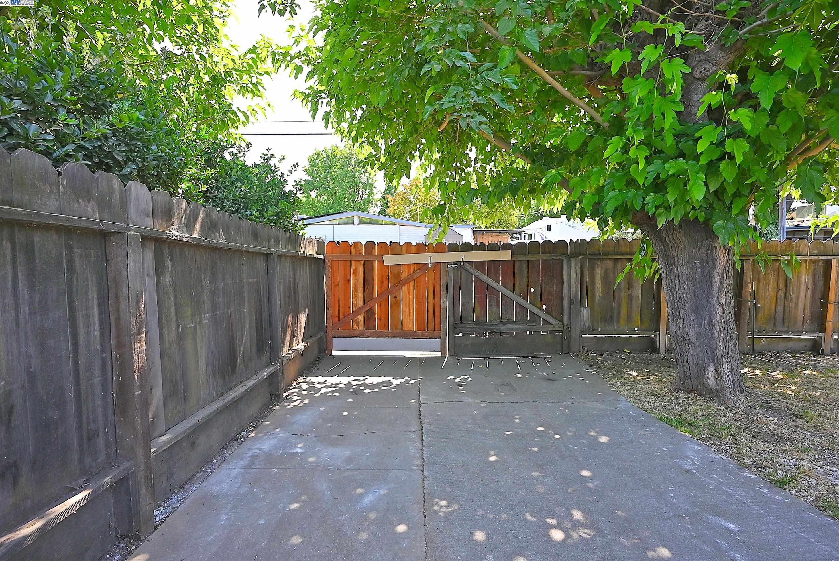 2371 Del Rio Dr