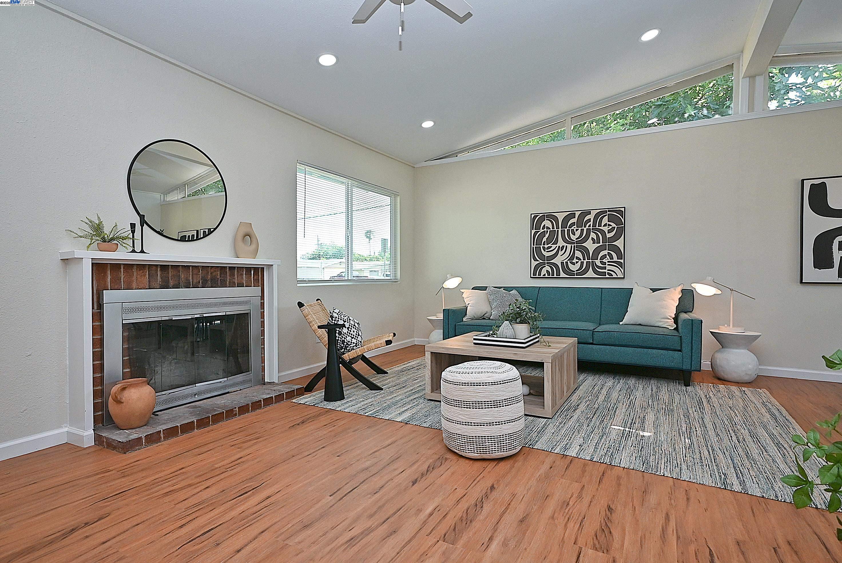2371 Del Rio Dr