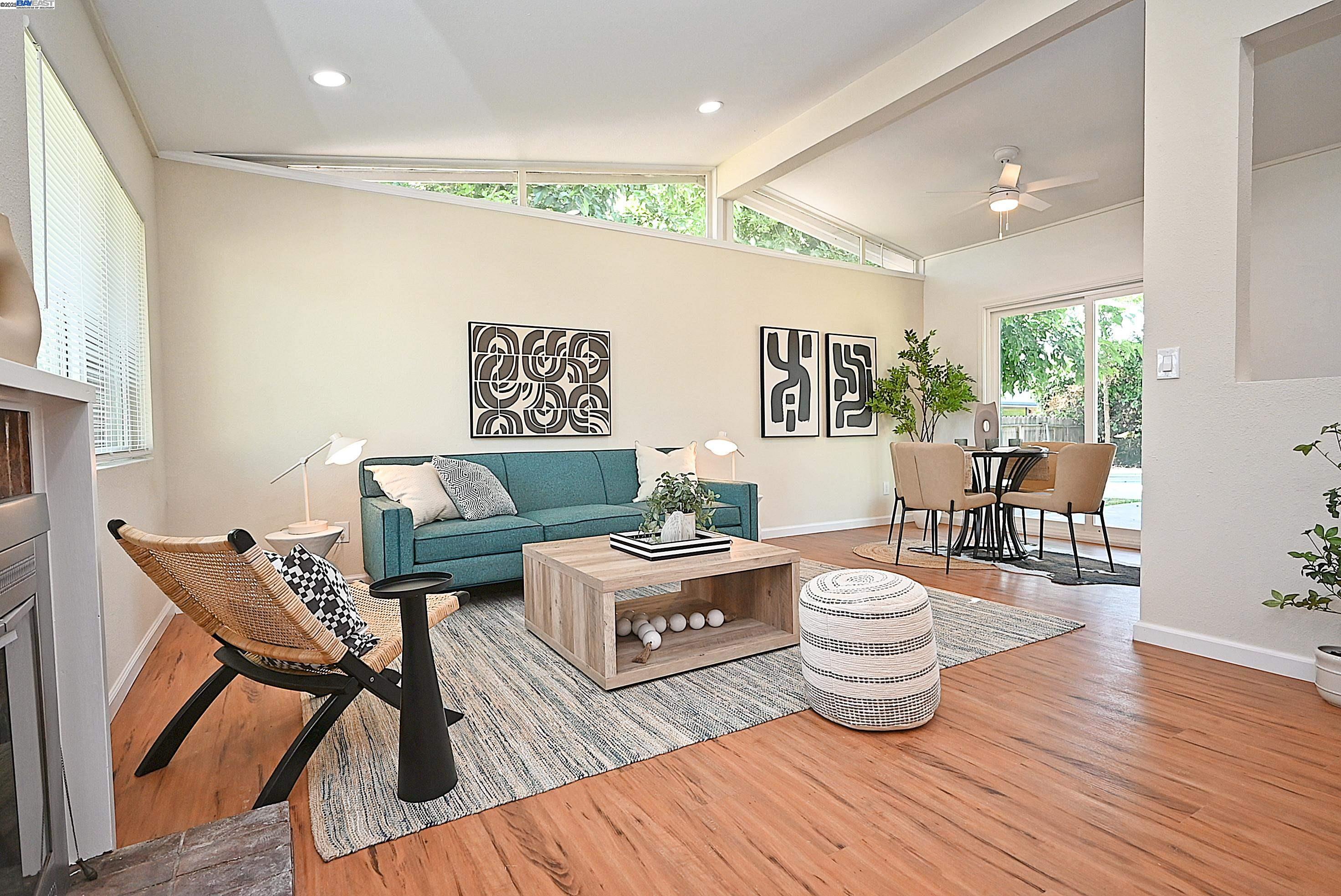 2371 Del Rio Dr