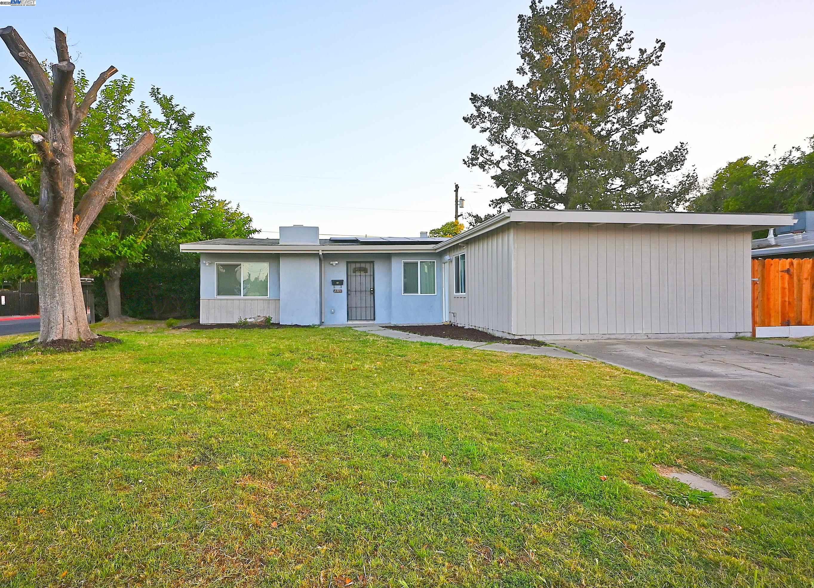 2371 Del Rio Dr